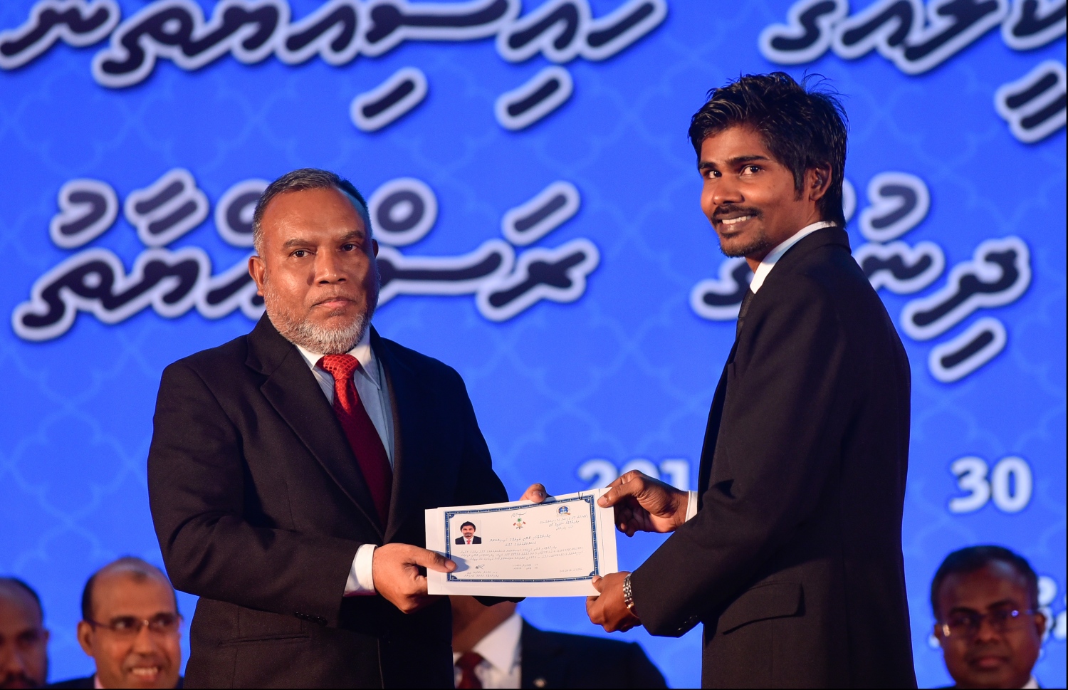 މާލެ: ޖުލައި 30، 2018: ގާނޫނީ ވަކީލުން ހުވާކުރުމުގެ ރަސްމިއްޔާތުގައި ހުވާކުރި ވަކީލަކަށް، ސުޕްރީމް ކޯޓުގެ ފަނޑިޔާރު އަބްދުﷲ އަރީފު، ވަކީލުކަމުގެ ލިޔުން ހަވާލުކުރައްވަނީ.-- ފޮޓޯ: ހުސައިން ވަހީދު /މިހާރު