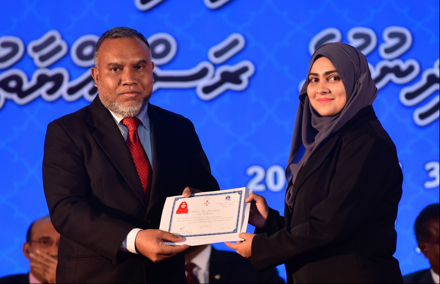 މާލެ: ޖުލައި 30، 2018: ގާނޫނީ ވަކީލުން ހުވާކުރުމުގެ ރަސްމިއްޔާތުގައި ހުވާކުރި ވަކީލަކަށް، ސުޕްރީމް ކޯޓުގެ ފަނޑިޔާރު އަބްދުﷲ އަރީފު، ވަކީލުކަމުގެ ލިޔުން ހަވާލުކުރައްވަނީ.-- ފޮޓޯ: ހުސައިން ވަހީދު /މިހާރު