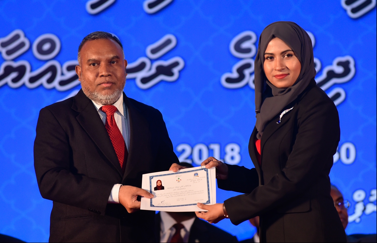 މާލެ: ޖުލައި 30، 2018: ގާނޫނީ ވަކީލުން ހުވާކުރުމުގެ ރަސްމިއްޔާތުގައި ހުވާކުރި ވަކީލަކަށް، ސުޕްރީމް ކޯޓުގެ ފަނޑިޔާރު އަބްދުﷲ އަރީފު، ވަކީލުކަމުގެ ލިޔުން ހަވާލުކުރައްވަނީ.-- ފޮޓޯ: ހުސައިން ވަހީދު /މިހާރު