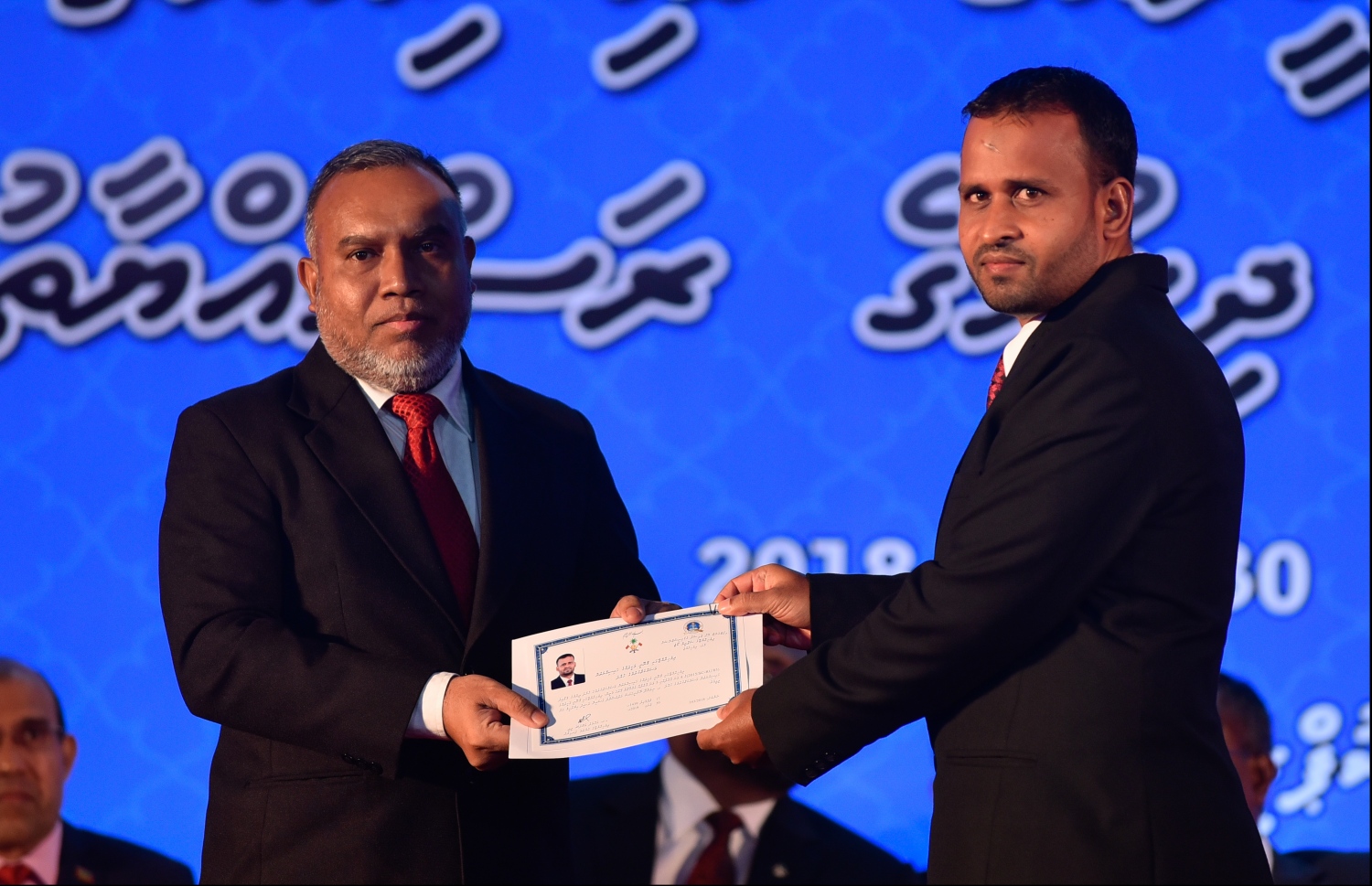 މާލެ: ޖުލައި 30، 2018: ގާނޫނީ ވަކީލުން ހުވާކުރުމުގެ ރަސްމިއްޔާތުގައި ހުވާކުރި ވަކީލަކަށް، ސުޕްރީމް ކޯޓުގެ ފަނޑިޔާރު އަބްދުﷲ އަރީފު، ވަކީލުކަމުގެ ލިޔުން ހަވާލުކުރައްވަނީ.-- ފޮޓޯ: ހުސައިން ވަހީދު /މިހާރު