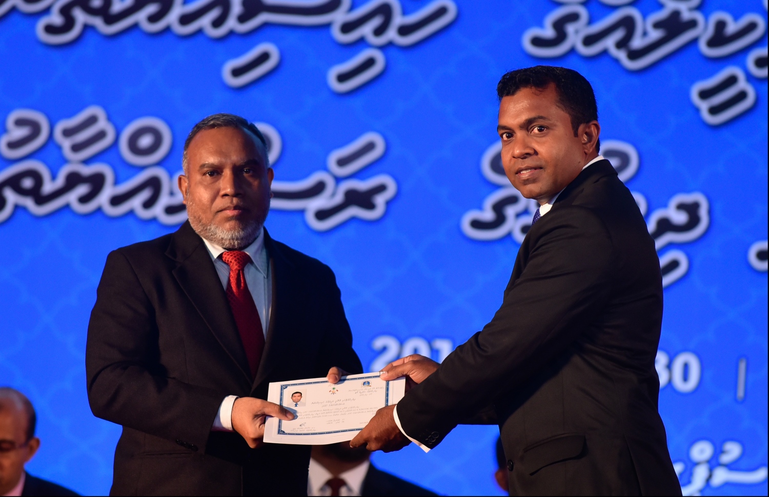 މާލެ: ޖުލައި 30، 2018: ގާނޫނީ ވަކީލުން ހުވާކުރުމުގެ ރަސްމިއްޔާތުގައި ހުވާކުރި ވަކީލަކަށް، ސުޕްރީމް ކޯޓުގެ ފަނޑިޔާރު އަބްދުﷲ އަރީފު، ވަކީލުކަމުގެ ލިޔުން ހަވާލުކުރައްވަނީ.-- ފޮޓޯ: ހުސައިން ވަހީދު /މިހާރު