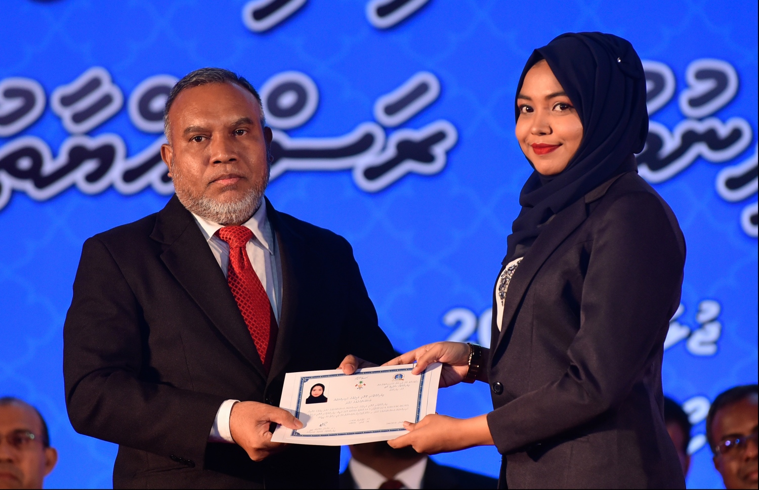 މާލެ: ޖުލައި 30، 2018: ގާނޫނީ ވަކީލުން ހުވާކުރުމުގެ ރަސްމިއްޔާތުގައި ހުވާކުރި ވަކީލަކަށް، ސުޕްރީމް ކޯޓުގެ ފަނޑިޔާރު އަބްދުﷲ އަރީފު، ވަކީލުކަމުގެ ލިޔުން ހަވާލުކުރައްވަނީ.-- ފޮޓޯ: ހުސައިން ވަހީދު /މިހާރު