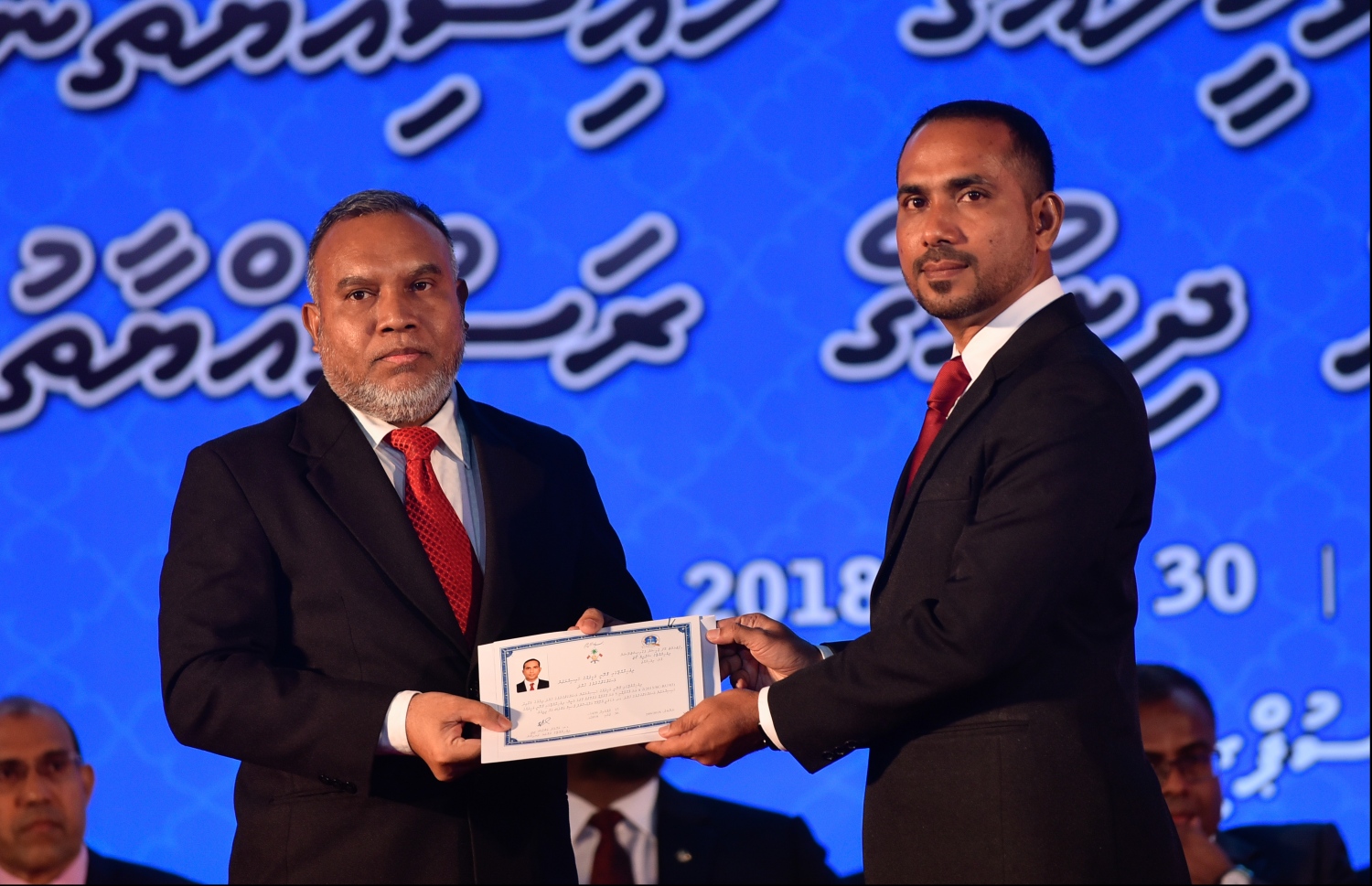 މާލެ: ޖުލައި 30، 2018: ގާނޫނީ ވަކީލުން ހުވާކުރުމުގެ ރަސްމިއްޔާތުގައި ހުވާކުރި ވަކީލަކަށް، ސުޕްރީމް ކޯޓުގެ ފަނޑިޔާރު އަބްދުﷲ އަރީފު، ވަކީލުކަމުގެ ލިޔުން ހަވާލުކުރައްވަނީ.-- ފޮޓޯ: ހުސައިން ވަހީދު /މިހާރު