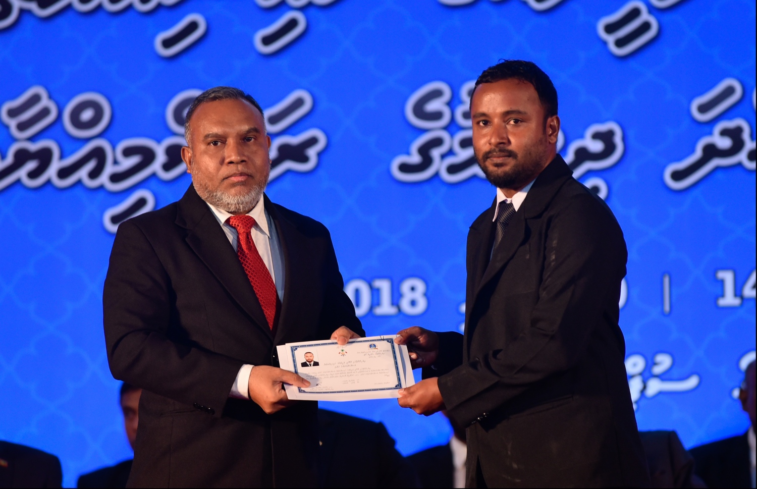 މާލެ: ޖުލައި 30، 2018: ގާނޫނީ ވަކީލުން ހުވާކުރުމުގެ ރަސްމިއްޔާތުގައި ހުވާކުރި ވަކީލަކަށް، ސުޕްރީމް ކޯޓުގެ ފަނޑިޔާރު އަބްދުﷲ އަރީފު، ވަކީލުކަމުގެ ލިޔުން ހަވާލުކުރައްވަނީ.-- ފޮޓޯ: ހުސައިން ވަހީދު /މިހާރު