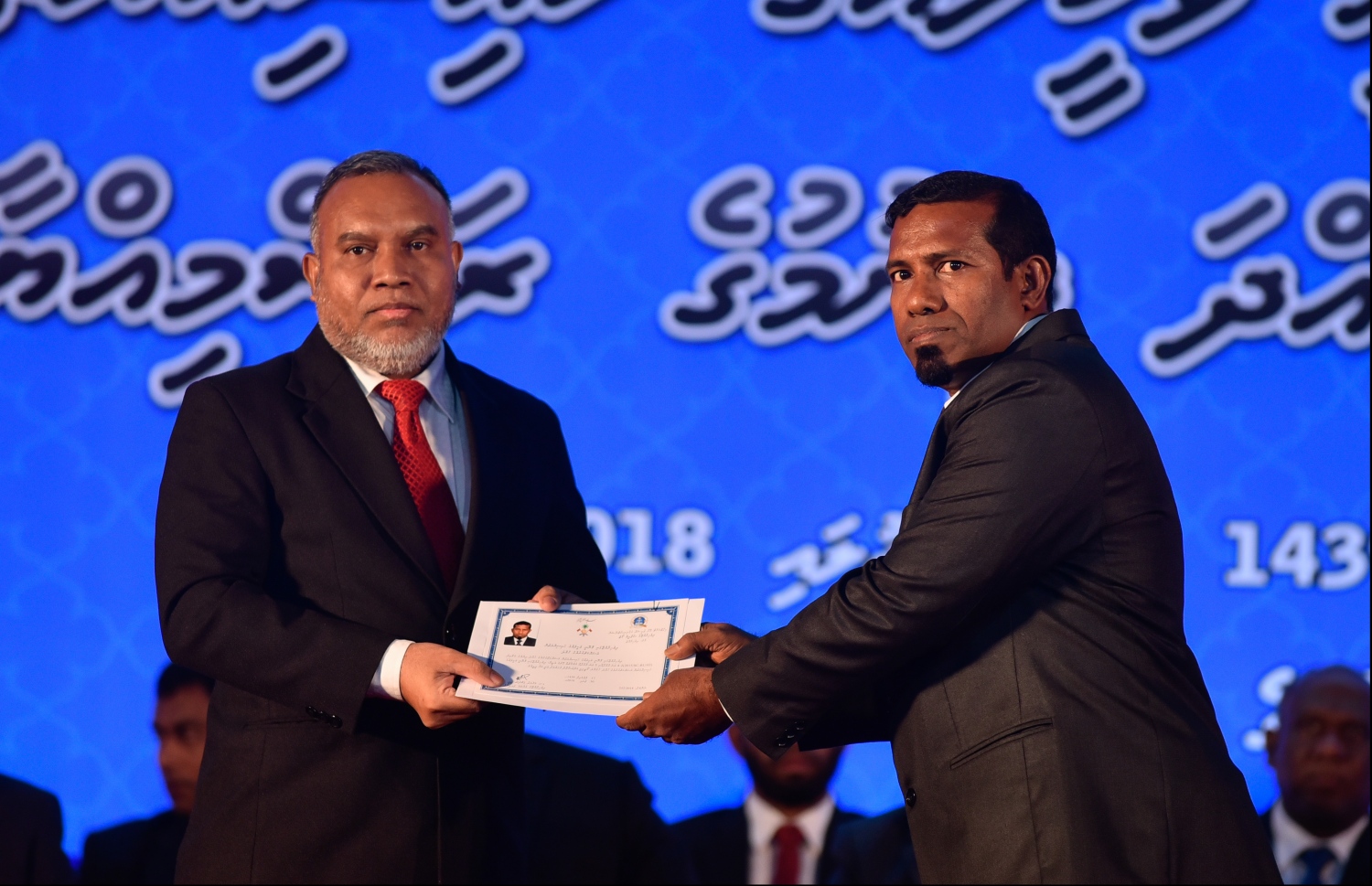 މާލެ: ޖުލައި 30، 2018: ގާނޫނީ ވަކީލުން ހުވާކުރުމުގެ ރަސްމިއްޔާތުގައި ހުވާކުރި ވަކީލަކަށް، ސުޕްރީމް ކޯޓުގެ ފަނޑިޔާރު އަބްދުﷲ އަރީފު، ވަކީލުކަމުގެ ލިޔުން ހަވާލުކުރައްވަނީ.-- ފޮޓޯ: ހުސައިން ވަހީދު /މިހާރު