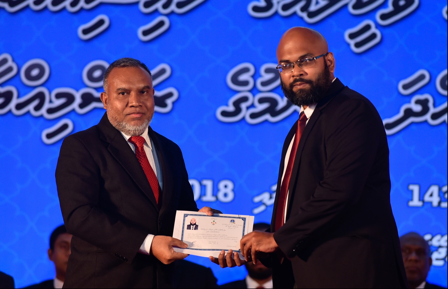 މާލެ: ޖުލައި 30، 2018: ގާނޫނީ ވަކީލުން ހުވާކުރުމުގެ ރަސްމިއްޔާތުގައި ހުވާކުރި ވަކީލަކަށް، ސުޕްރީމް ކޯޓުގެ ފަނޑިޔާރު އަބްދުﷲ އަރީފު، ވަކީލުކަމުގެ ލިޔުން ހަވާލުކުރައްވަނީ.-- ފޮޓޯ: ހުސައިން ވަހީދު /މިހާރު