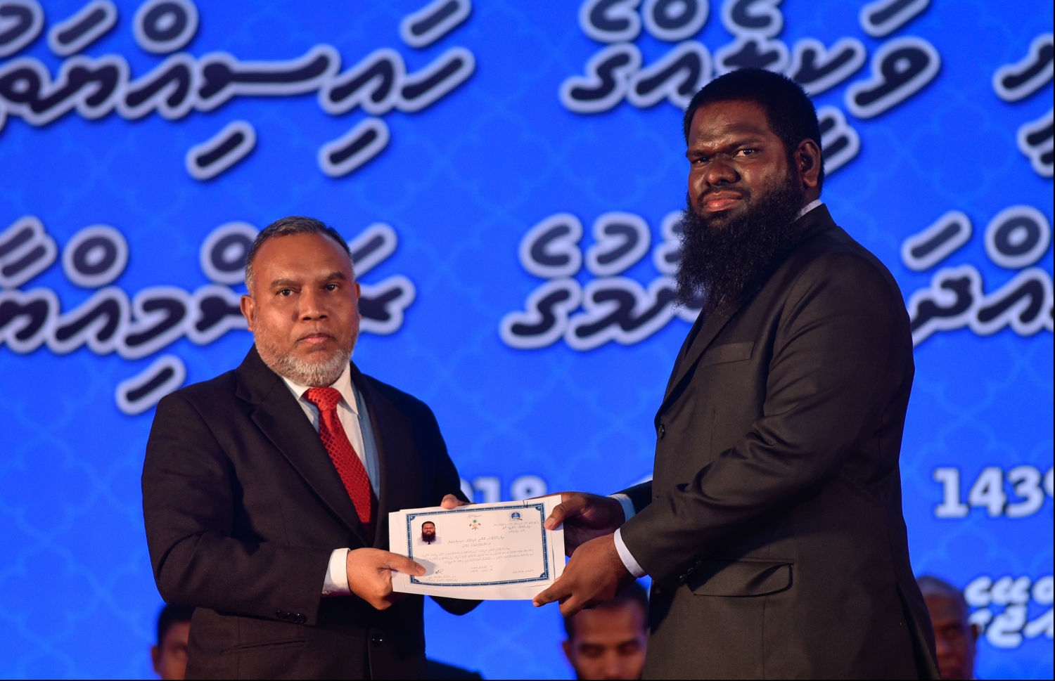 މާލެ: ޖުލައި 30، 2018: ގާނޫނީ ވަކީލުން ހުވާކުރުމުގެ ރަސްމިއްޔާތުގައި ހުވާކުރި ވަކީލަކަށް، ސުޕްރީމް ކޯޓުގެ ފަނޑިޔާރު އަބްދުﷲ އަރީފު، ވަކީލުކަމުގެ ލިޔުން ހަވާލުކުރައްވަނީ.-- ފޮޓޯ: ހުސައިން ވަހީދު /މިހާރު
