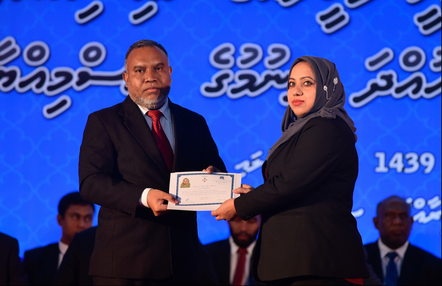 މާލެ: ޖުލައި 30، 2018: ގާނޫނީ ވަކީލުން ހުވާކުރުމުގެ ރަސްމިއްޔާތުގައި ހުވާކުރި ވަކީލަކަށް، ސުޕްރީމް ކޯޓުގެ ފަނޑިޔާރު އަބްދުﷲ އަރީފު، ވަކީލުކަމުގެ ލިޔުން ހަވާލުކުރައްވަނީ.-- ފޮޓޯ: ހުސައިން ވަހީދު /މިހާރު