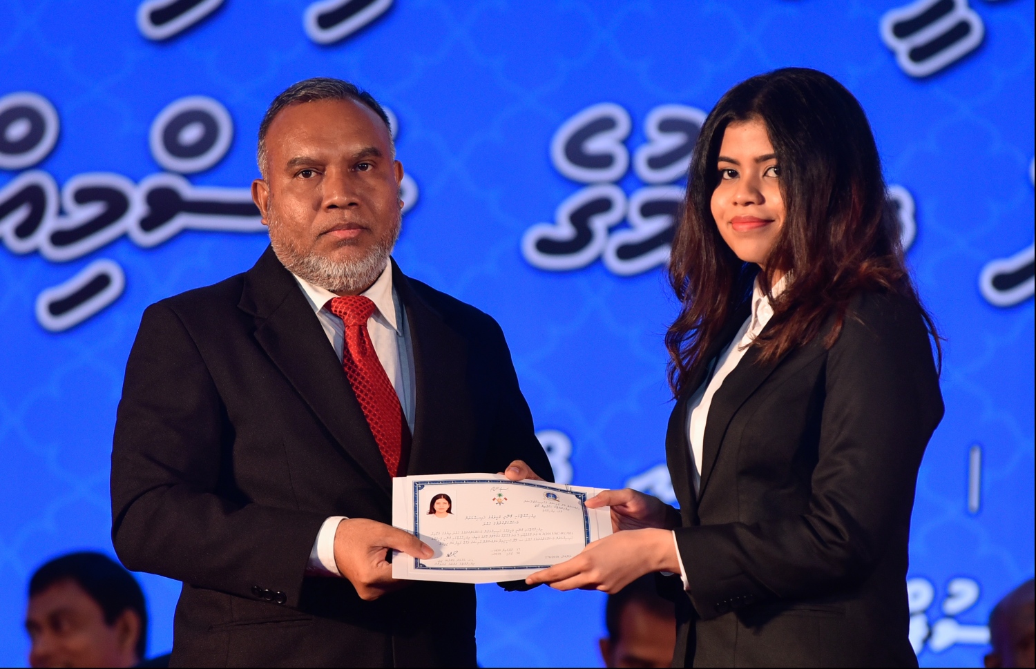 މާލެ: ޖުލައި 30، 2018: ގާނޫނީ ވަކީލުން ހުވާކުރުމުގެ ރަސްމިއްޔާތުގައި ހުވާކުރި ވަކީލަކަށް، ސުޕްރީމް ކޯޓުގެ ފަނޑިޔާރު އަބްދުﷲ އަރީފު، ވަކީލުކަމުގެ ލިޔުން ހަވާލުކުރައްވަނީ.-- ފޮޓޯ: ހުސައިން ވަހީދު /މިހާރު