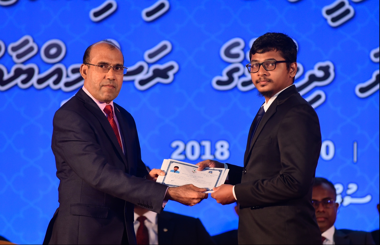 މާލެ: ޖުލައި 30، 2018: ގާނޫނީ ވަކީލުން ހުވާކުރުމުގެ ރަސްމިއްޔާތުގައި ހުވާކުރި ވަކީލަކަށް، ސުޕްރީމް ކޯޓުގެ ފަނޑިޔާރު އާދަމް މުހައްމަދު، ވަކީލުކަމުގެ ލިޔުން ހަވާލުކުރައްވަނީ.-- ފޮޓޯ: ހުސައިން ވަހީދު /މިހާރު