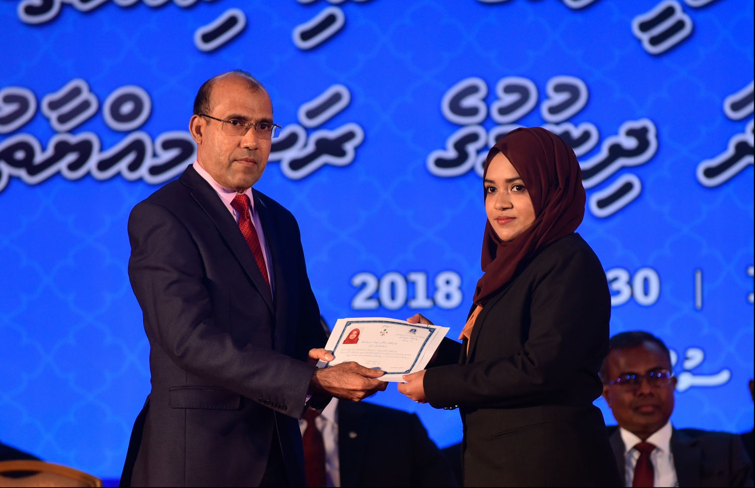 މާލެ: ޖުލައި 30، 2018: ގާނޫނީ ވަކީލުން ހުވާކުރުމުގެ ރަސްމިއްޔާތުގައި ހުވާކުރި ވަކީލަކަށް، ސުޕްރީމް ކޯޓުގެ ފަނޑިޔާރު އާދަމް މުހައްމަދު، ވަކީލުކަމުގެ ލިޔުން ހަވާލުކުރައްވަނީ.-- ފޮޓޯ: ހުސައިން ވަހީދު /މިހާރު