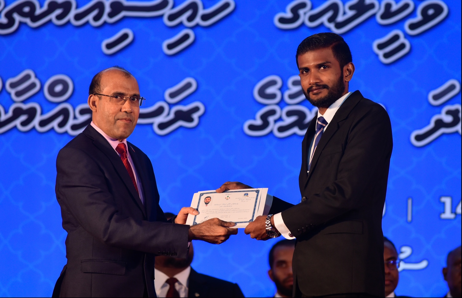 މާލެ: ޖުލައި 30، 2018: ގާނޫނީ ވަކީލުން ހުވާކުރުމުގެ ރަސްމިއްޔާތުގައި ހުވާކުރި ވަކީލަކަށް، ސުޕްރީމް ކޯޓުގެ ފަނޑިޔާރު އާދަމް މުހައްމަދު، ވަކީލުކަމުގެ ލިޔުން ހަވާލުކުރައްވަނީ.-- ފޮޓޯ: ހުސައިން ވަހީދު /މިހާރު