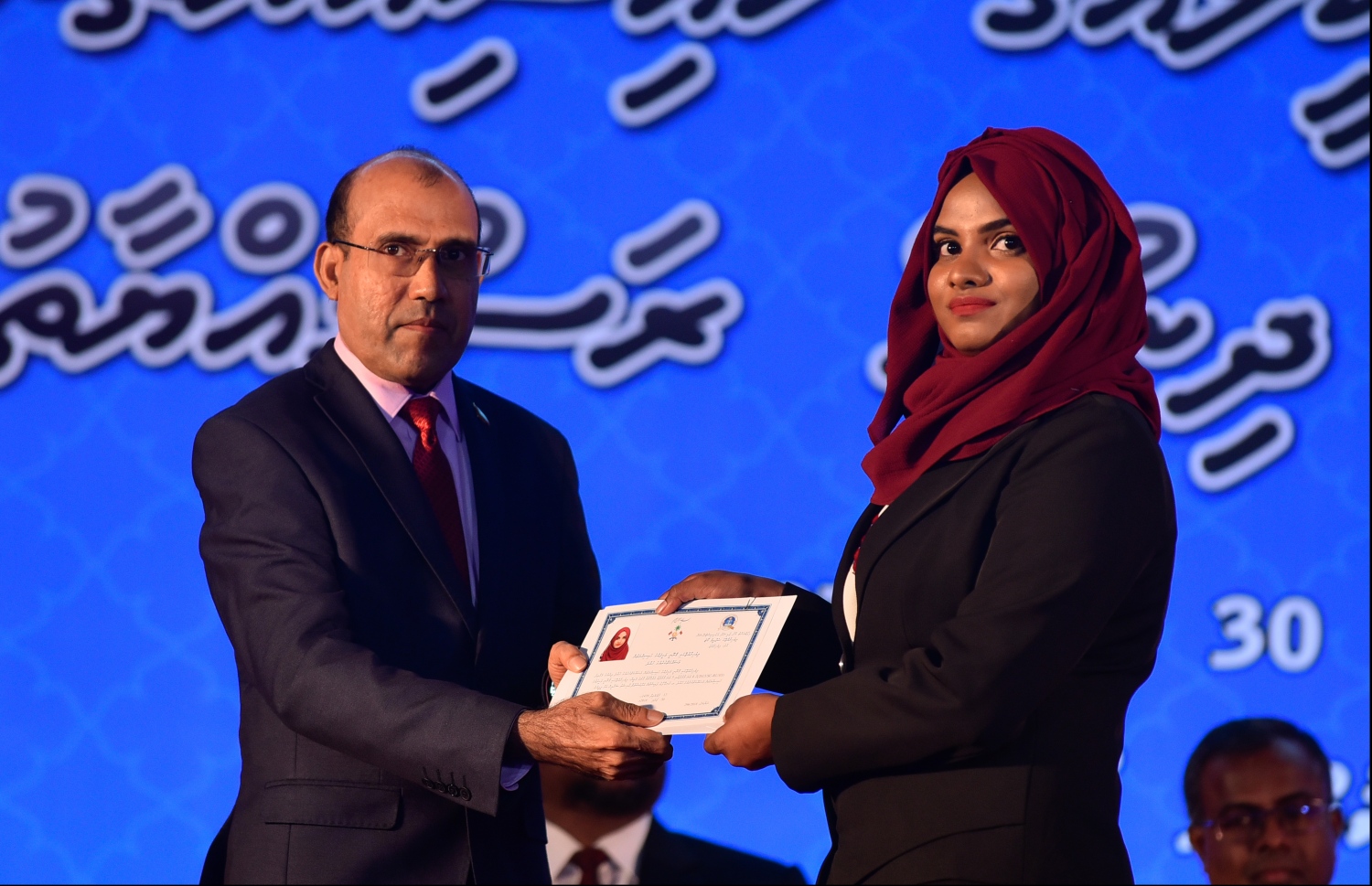 މާލެ: ޖުލައި 30، 2018: ގާނޫނީ ވަކީލުން ހުވާކުރުމުގެ ރަސްމިއްޔާތުގައި ހުވާކުރި ވަކީލަކަށް، ސުޕްރީމް ކޯޓުގެ ފަނޑިޔާރު އާދަމް މުހައްމަދު، ވަކީލުކަމުގެ ލިޔުން ހަވާލުކުރައްވަނީ.-- ފޮޓޯ: ހުސައިން ވަހީދު /މިހާރު