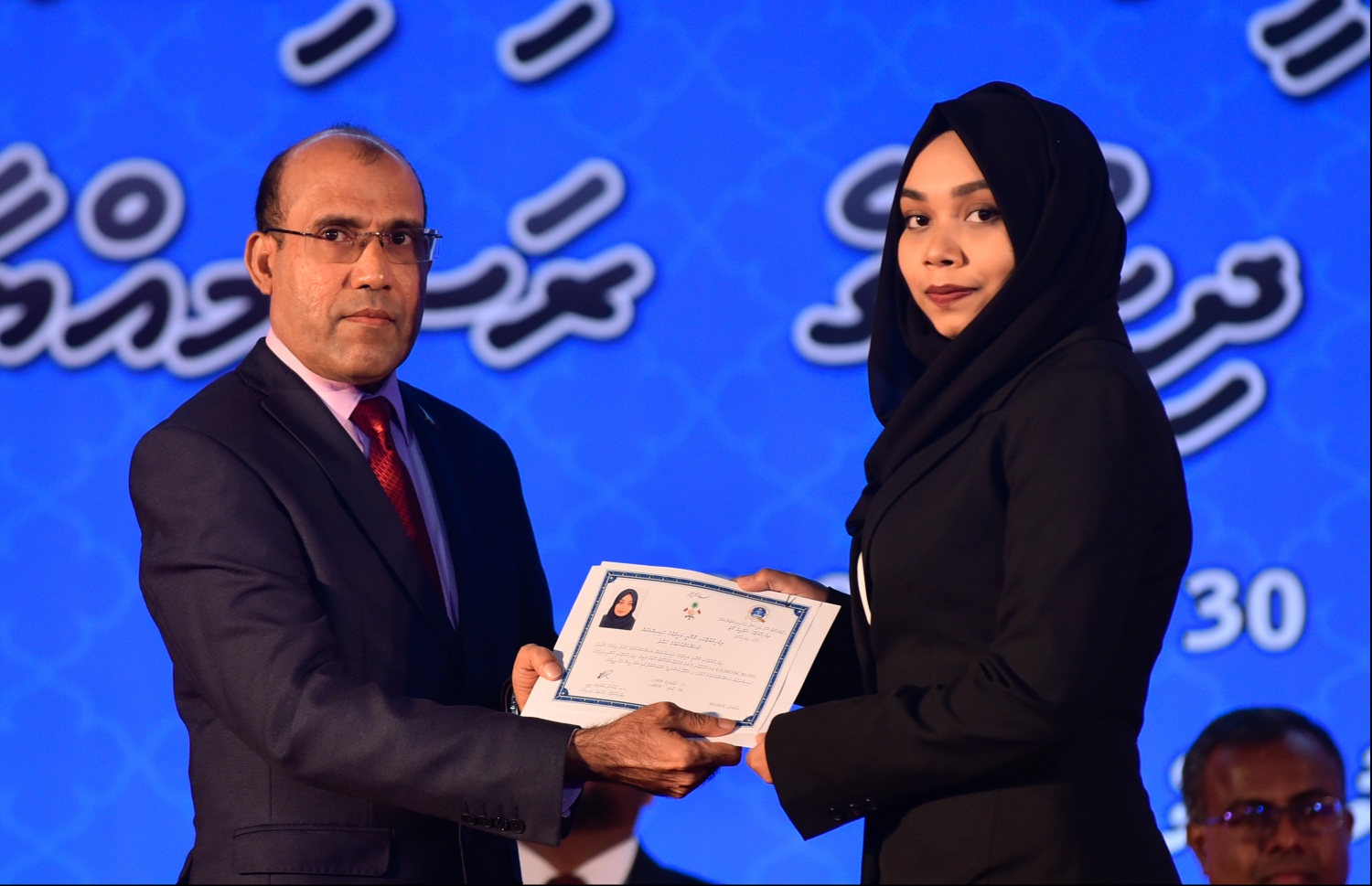 މާލެ: ޖުލައި 30، 2018: ގާނޫނީ ވަކީލުން ހުވާކުރުމުގެ ރަސްމިއްޔާތުގައި ހުވާކުރި ވަކީލަކަށް، ސުޕްރީމް ކޯޓުގެ ފަނޑިޔާރު އާދަމް މުހައްމަދު، ވަކީލުކަމުގެ ލިޔުން ހަވާލުކުރައްވަނީ.-- ފޮޓޯ: ހުސައިން ވަހީދު /މިހާރު