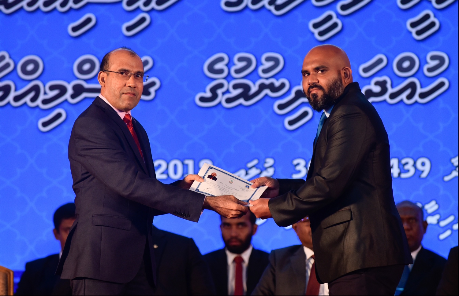 މާލެ: ޖުލައި 30، 2018: ގާނޫނީ ވަކީލުން ހުވާކުރުމުގެ ރަސްމިއްޔާތުގައި ހުވާކުރި ވަކީލަކަށް، ސުޕްރީމް ކޯޓުގެ ފަނޑިޔާރު އާދަމް މުހައްމަދު، ވަކީލުކަމުގެ ލިޔުން ހަވާލުކުރައްވަނީ.-- ފޮޓޯ: ހުސައިން ވަހީދު /މިހާރު