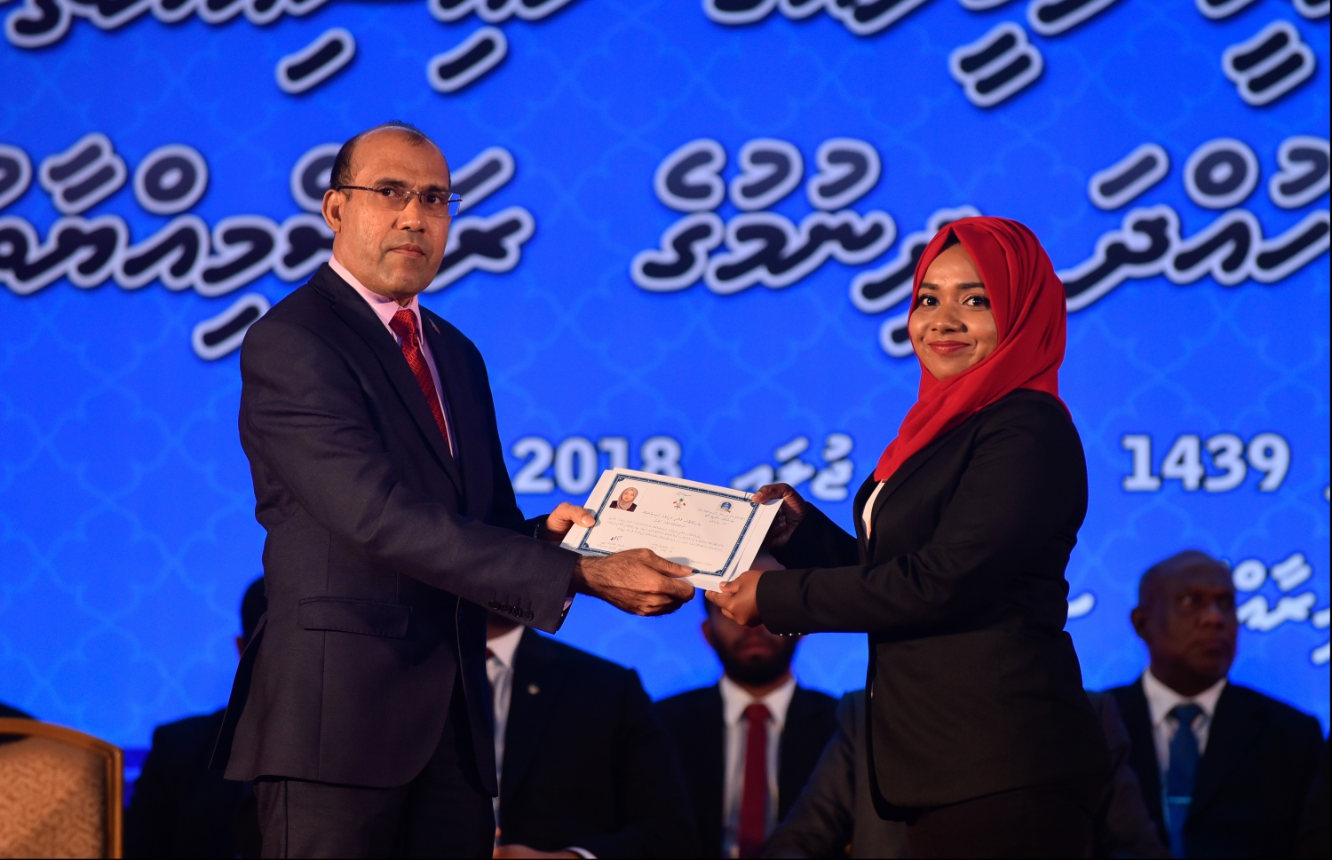 މާލެ: ޖުލައި 30، 2018: ގާނޫނީ ވަކީލުން ހުވާކުރުމުގެ ރަސްމިއްޔާތުގައި ހުވާކުރި ވަކީލަކަށް، ސުޕްރީމް ކޯޓުގެ ފަނޑިޔާރު އާދަމް މުހައްމަދު، ވަކީލުކަމުގެ ލިޔުން ހަވާލުކުރައްވަނީ.-- ފޮޓޯ: ހުސައިން ވަހީދު /މިހާރު