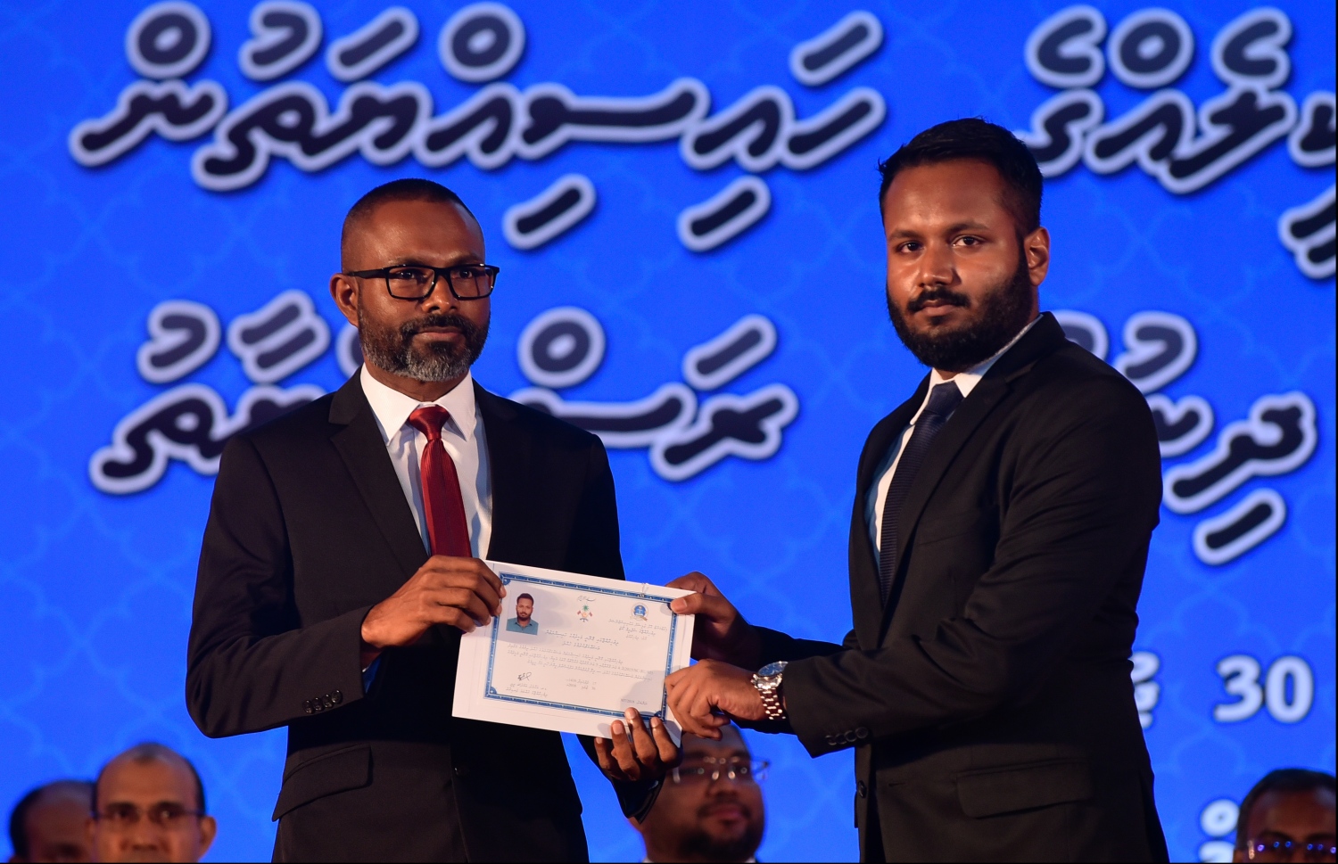 މާލެ: ޖުލައި 30، 2018: ގާނޫނީ ވަކީލުން ހުވާކުރުމުގެ ރަސްމިއްޔާތުގައި ހުވާކުރި ވަކީލަކަށް، ސުޕްރީމް ކޯޓުގެ ފަނޑިޔާރު ޑރ.ޢަބްދުﷲ ދީދީ، ވަކީލުކަމުގެ ލިޔުން ހަވާލުކުރައްވަނީ.-- ފޮޓޯ: ހުސައިން ވަހީދު /މިހާރު