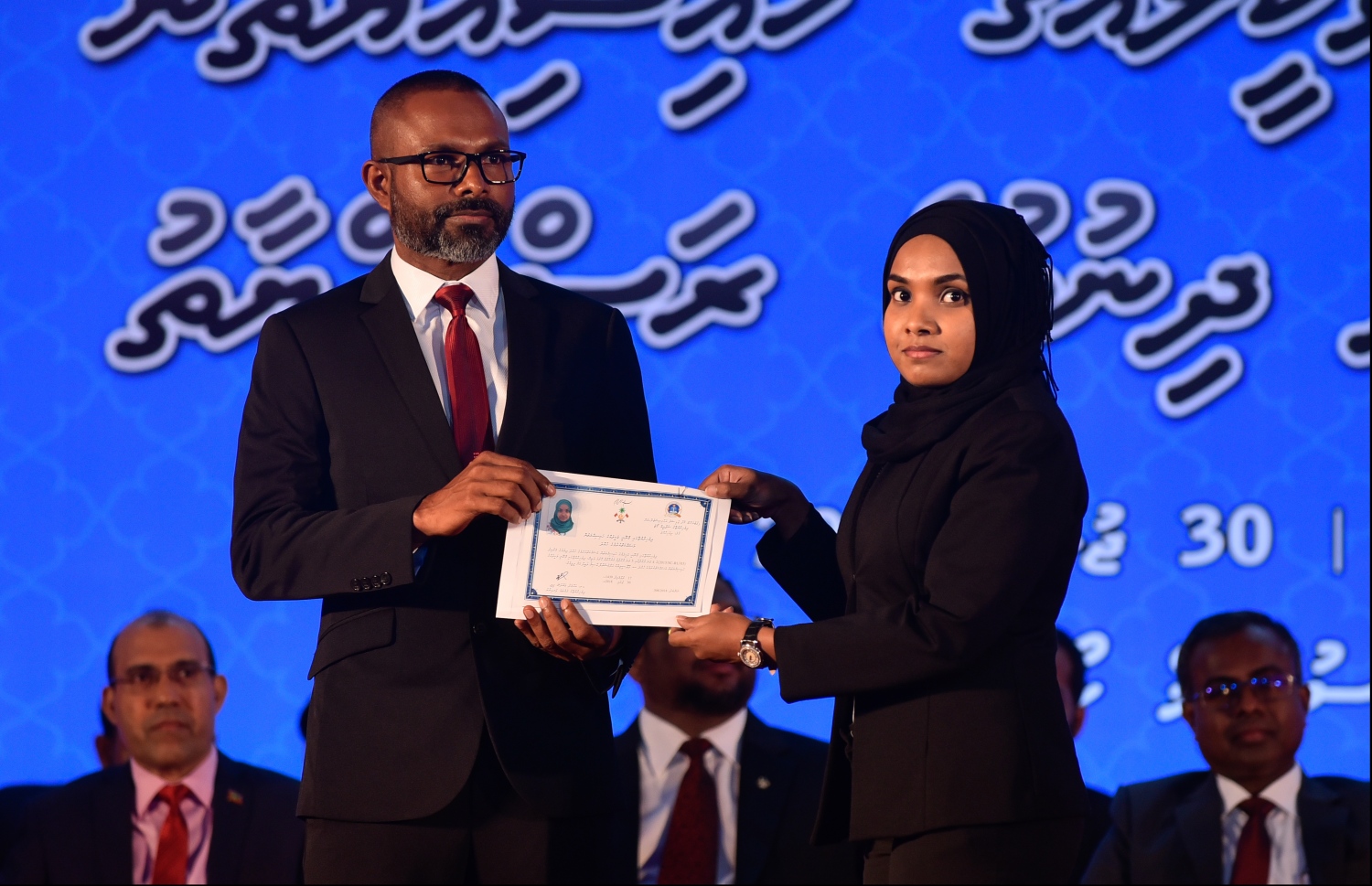 މާލެ: ޖުލައި 30، 2018: ގާނޫނީ ވަކީލުން ހުވާކުރުމުގެ ރަސްމިއްޔާތުގައި ހުވާކުރި ވަކީލަކަށް، ސުޕްރީމް ކޯޓުގެ ފަނޑިޔާރު ޑރ.ޢަބްދުﷲ ދީދީ، ވަކީލުކަމުގެ ލިޔުން ހަވާލުކުރައްވަނީ.-- ފޮޓޯ: ހުސައިން ވަހީދު /މިހާރު