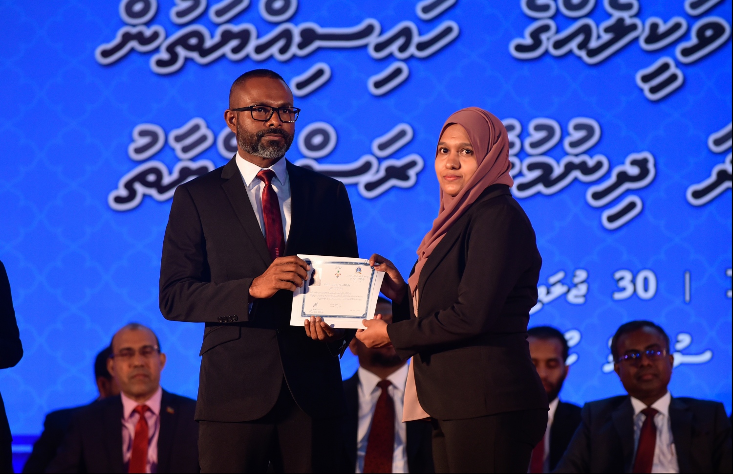 މާލެ: ޖުލައި 30، 2018: ގާނޫނީ ވަކީލުން ހުވާކުރުމުގެ ރަސްމިއްޔާތުގައި ހުވާކުރި ވަކީލަކަށް، ސުޕްރީމް ކޯޓުގެ ފަނޑިޔާރު ޑރ.ޢަބްދުﷲ ދީދީ، ވަކީލުކަމުގެ ލިޔުން ހަވާލުކުރައްވަނީ.-- ފޮޓޯ: ހުސައިން ވަހީދު /މިހާރު