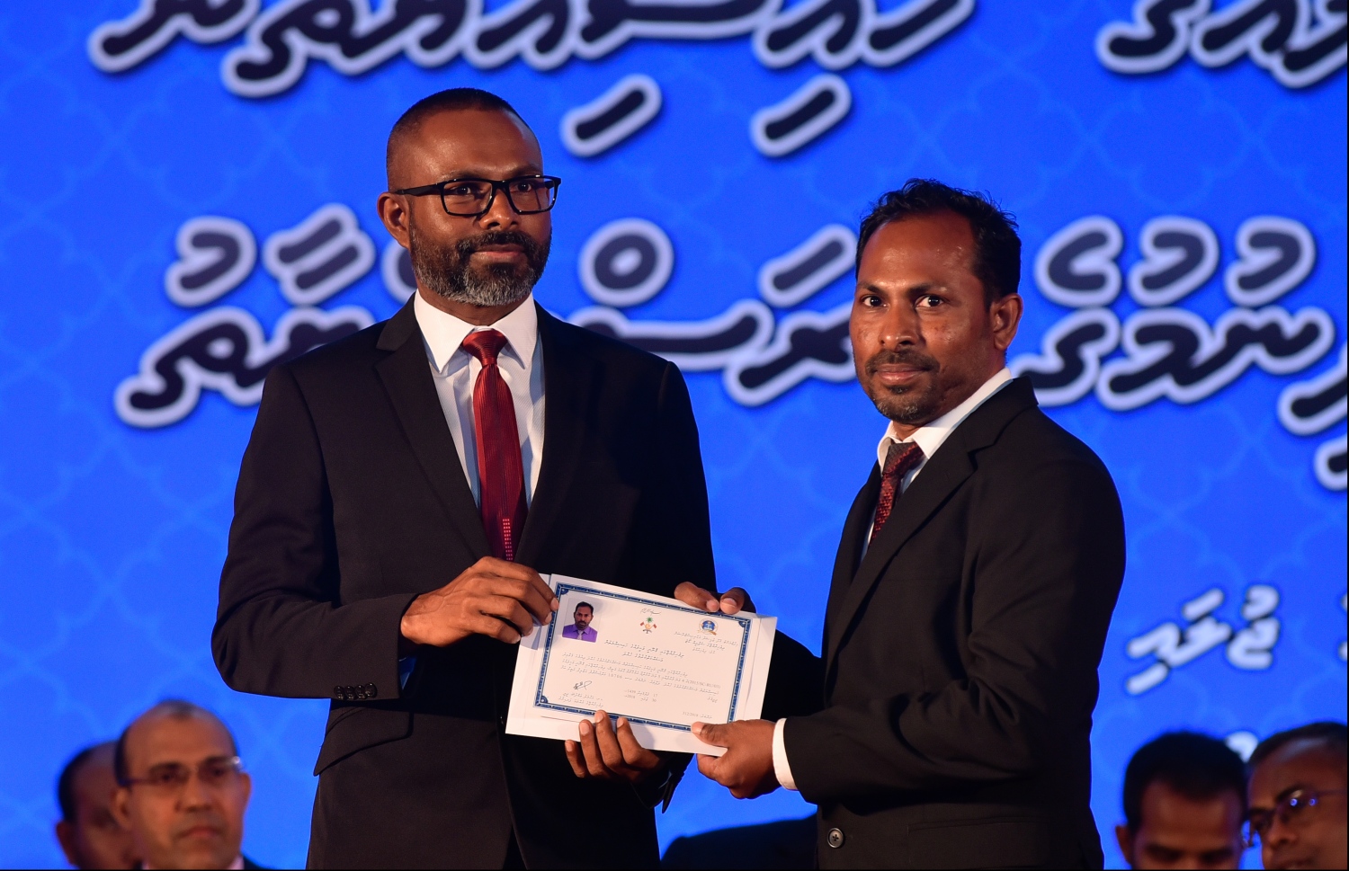 މާލެ: ޖުލައި 30، 2018: ގާނޫނީ ވަކީލުން ހުވާކުރުމުގެ ރަސްމިއްޔާތުގައި ހުވާކުރި ވަކީލަކަށް، ސުޕްރީމް ކޯޓުގެ ފަނޑިޔާރު ޑރ.ޢަބްދުﷲ ދީދީ، ވަކީލުކަމުގެ ލިޔުން ހަވާލުކުރައްވަނީ.-- ފޮޓޯ: ހުސައިން ވަހީދު /މިހާރު