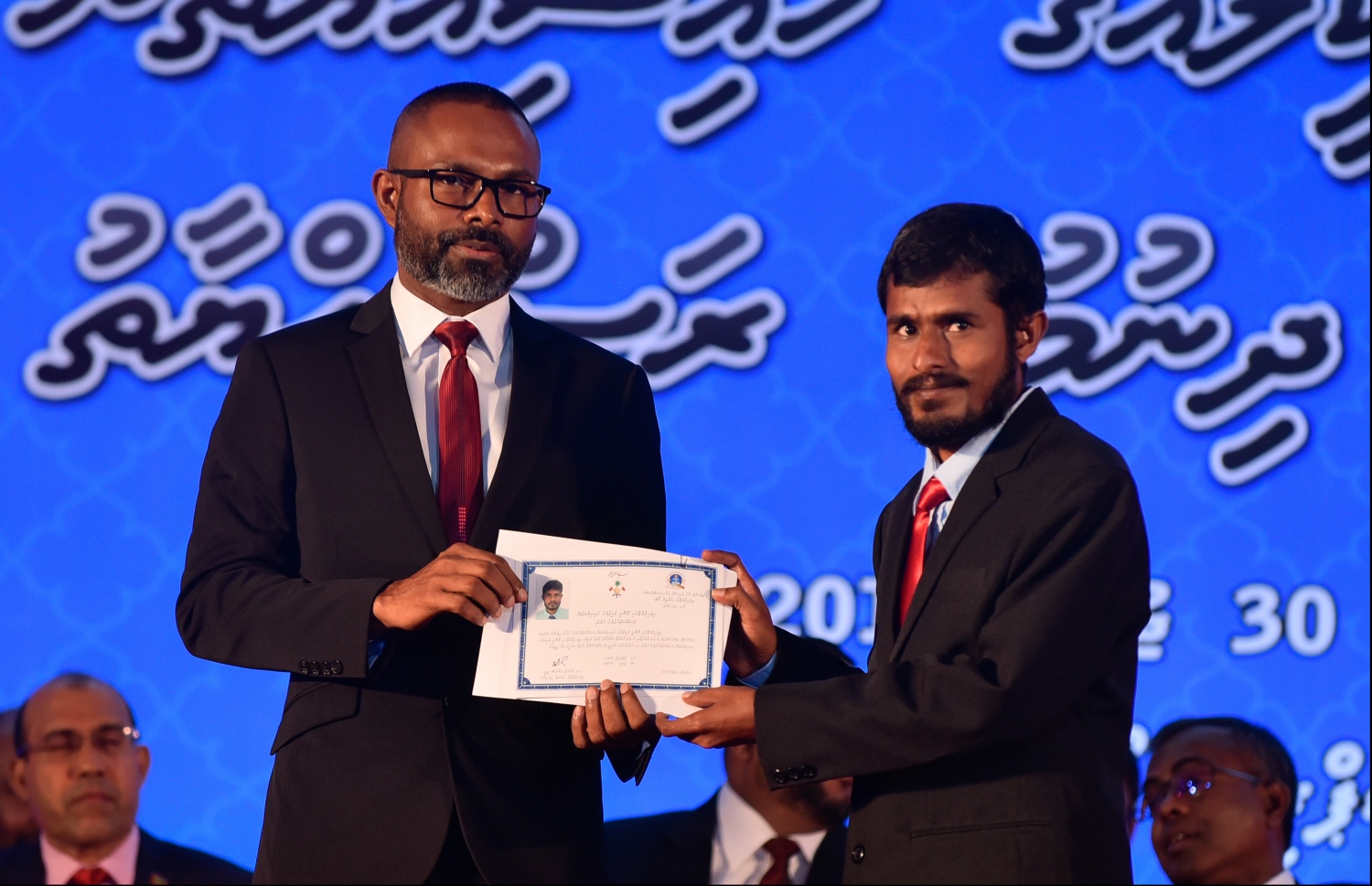 މާލެ: ޖުލައި 30، 2018: ގާނޫނީ ވަކީލުން ހުވާކުރުމުގެ ރަސްމިއްޔާތުގައި ހުވާކުރި ވަކީލަކަށް، ސުޕްރީމް ކޯޓުގެ ފަނޑިޔާރު ޑރ.ޢަބްދުﷲ ދީދީ، ވަކީލުކަމުގެ ލިޔުން ހަވާލުކުރައްވަނީ.-- ފޮޓޯ: ހުސައިން ވަހީދު /މިހާރު