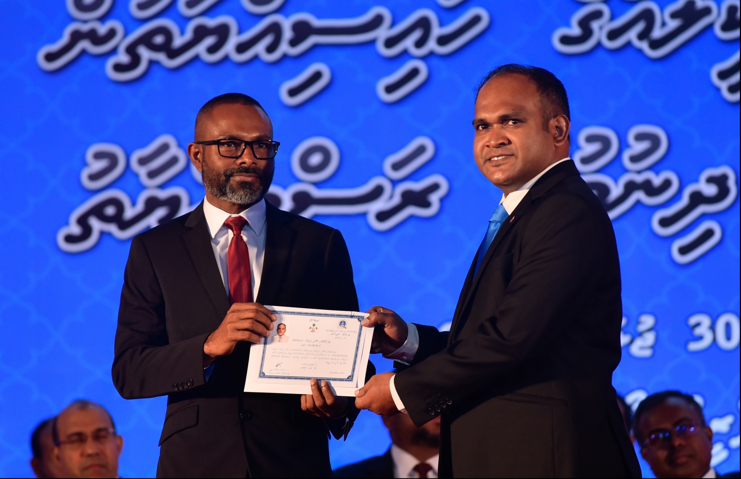 މާލެ: ޖުލައި 30، 2018: ގާނޫނީ ވަކީލުން ހުވާކުރުމުގެ ރަސްމިއްޔާތުގައި ހުވާކުރި ވަކީލަކަށް، ސުޕްރީމް ކޯޓުގެ ފަނޑިޔާރު ޑރ.ޢަބްދުﷲ ދީދީ، ވަކީލުކަމުގެ ލިޔުން ހަވާލުކުރައްވަނީ.-- ފޮޓޯ: ހުސައިން ވަހީދު /މިހާރު