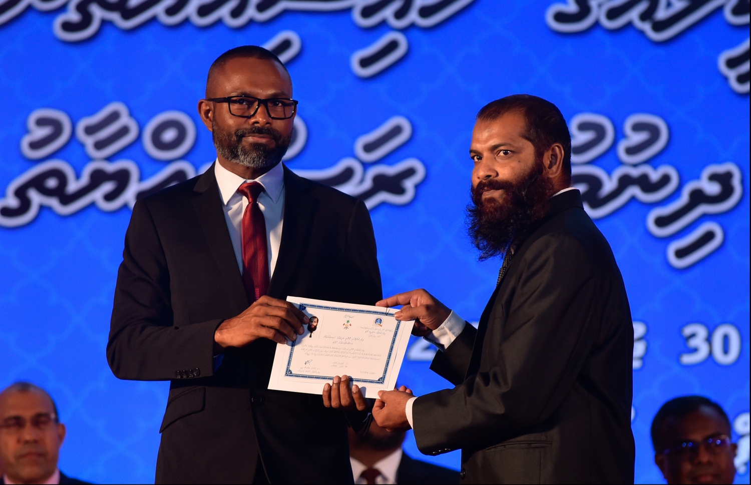 މާލެ: ޖުލައި 30، 2018: ގާނޫނީ ވަކީލުން ހުވާކުރުމުގެ ރަސްމިއްޔާތުގައި ހުވާކުރި ވަކީލަކަށް، ސުޕްރީމް ކޯޓުގެ ފަނޑިޔާރު ޑރ.ޢަބްދުﷲ ދީދީ، ވަކީލުކަމުގެ ލިޔުން ހަވާލުކުރައްވަނީ.-- ފޮޓޯ: ހުސައިން ވަހީދު /މިހާރު