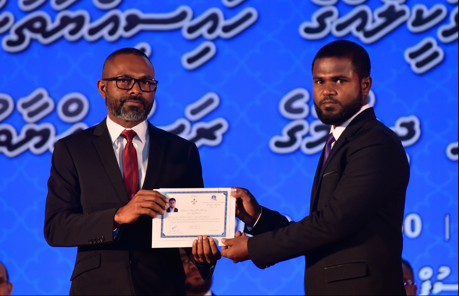 މާލެ: ޖުލައި 30، 2018: ގާނޫނީ ވަކީލުން ހުވާކުރުމުގެ ރަސްމިއްޔާތުގައި ހުވާކުރި ވަކީލަކަށް، ސުޕްރީމް ކޯޓުގެ ފަނޑިޔާރު ޑރ.ޢަބްދުﷲ ދީދީ، ވަކީލުކަމުގެ ލިޔުން ހަވާލުކުރައްވަނީ.-- ފޮޓޯ: ހުސައިން ވަހީދު /މިހާރު