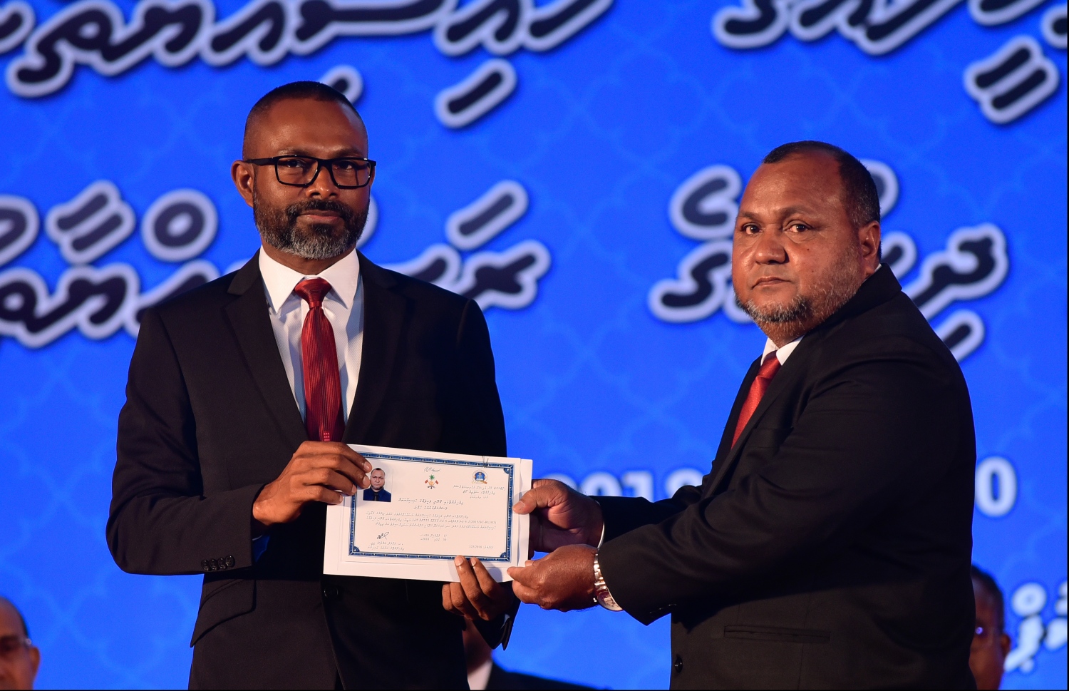 މާލެ: ޖުލައި 30، 2018: ގާނޫނީ ވަކީލުން ހުވާކުރުމުގެ ރަސްމިއްޔާތުގައި ހުވާކުރި ވަކީލަކަށް، ސުޕްރީމް ކޯޓުގެ ފަނޑިޔާރު ޑރ.ޢަބްދުﷲ ދީދީ، ވަކީލުކަމުގެ ލިޔުން ހަވާލުކުރައްވަނީ.-- ފޮޓޯ: ހުސައިން ވަހީދު /މިހާރު