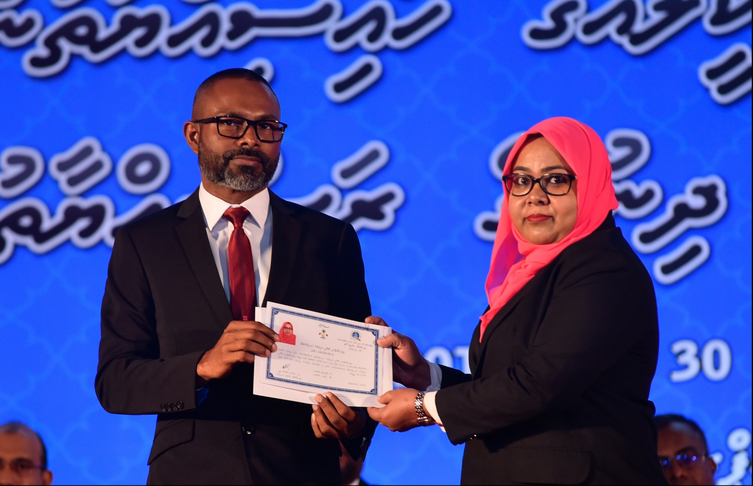 މާލެ: ޖުލައި 30، 2018: ގާނޫނީ ވަކީލުން ހުވާކުރުމުގެ ރަސްމިއްޔާތުގައި ހުވާކުރި ވަކީލަކަށް، ސުޕްރީމް ކޯޓުގެ ފަނޑިޔާރު ޑރ.ޢަބްދުﷲ ދީދީ، ވަކީލުކަމުގެ ލިޔުން ހަވާލުކުރައްވަނީ.-- ފޮޓޯ: ހުސައިން ވަހީދު /މިހާރު