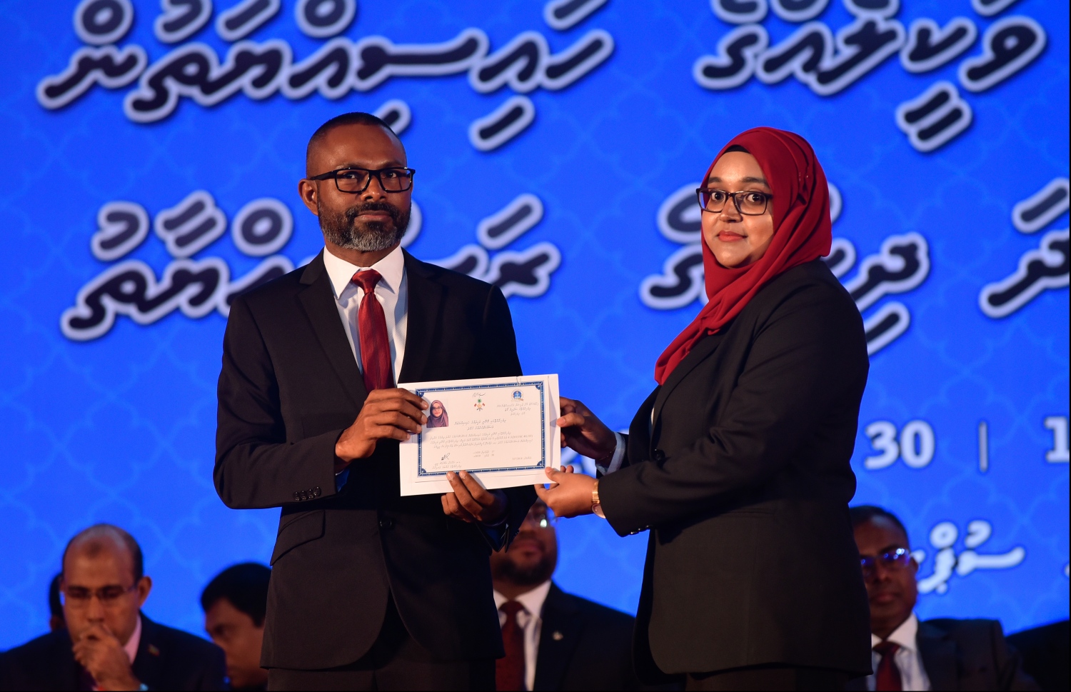 މާލެ: ޖުލައި 30، 2018: ގާނޫނީ ވަކީލުން ހުވާކުރުމުގެ ރަސްމިއްޔާތުގައި ހުވާކުރި ވަކީލަކަށް، ސުޕްރީމް ކޯޓުގެ ފަނޑިޔާރު ޑރ.ޢަބްދުﷲ ދީދީ، ވަކީލުކަމުގެ ލިޔުން ހަވާލުކުރައްވަނީ.-- ފޮޓޯ: ހުސައިން ވަހީދު /މިހާރު