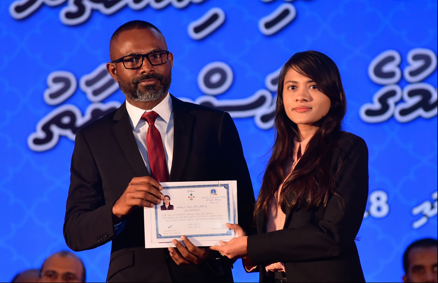 މާލެ: ޖުލައި 30، 2018: ގާނޫނީ ވަކީލުން ހުވާކުރުމުގެ ރަސްމިއްޔާތުގައި ހުވާކުރި ވަކީލަކަށް، ސުޕްރީމް ކޯޓުގެ ފަނޑިޔާރު ޑރ.ޢަބްދުﷲ ދީދީ، ވަކީލުކަމުގެ ލިޔުން ހަވާލުކުރައްވަނީ.-- ފޮޓޯ: ހުސައިން ވަހީދު /މިހާރު