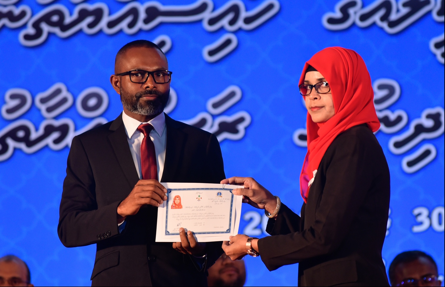 މާލެ: ޖުލައި 30، 2018: ގާނޫނީ ވަކީލުން ހުވާކުރުމުގެ ރަސްމިއްޔާތުގައި ހުވާކުރި ވަކީލަކަށް، ސުޕްރީމް ކޯޓުގެ ފަނޑިޔާރު ޑރ.ޢަބްދުﷲ ދީދީ، ވަކީލުކަމުގެ ލިޔުން ހަވާލުކުރައްވަނީ.-- ފޮޓޯ: ހުސައިން ވަހީދު /މިހާރު