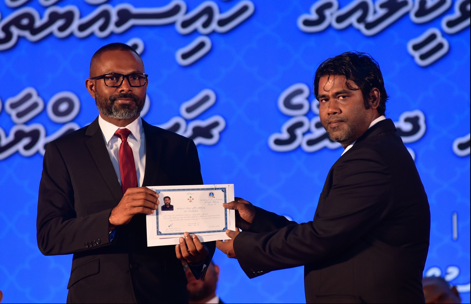 މާލެ: ޖުލައި 30، 2018: ގާނޫނީ ވަކީލުން ހުވާކުރުމުގެ ރަސްމިއްޔާތުގައި ހުވާކުރި ވަކީލަކަށް، ސުޕްރީމް ކޯޓުގެ ފަނޑިޔާރު ޑރ.ޢަބްދުﷲ ދީދީ، ވަކީލުކަމުގެ ލިޔުން ހަވާލުކުރައްވަނީ.-- ފޮޓޯ: ހުސައިން ވަހީދު /މިހާރު