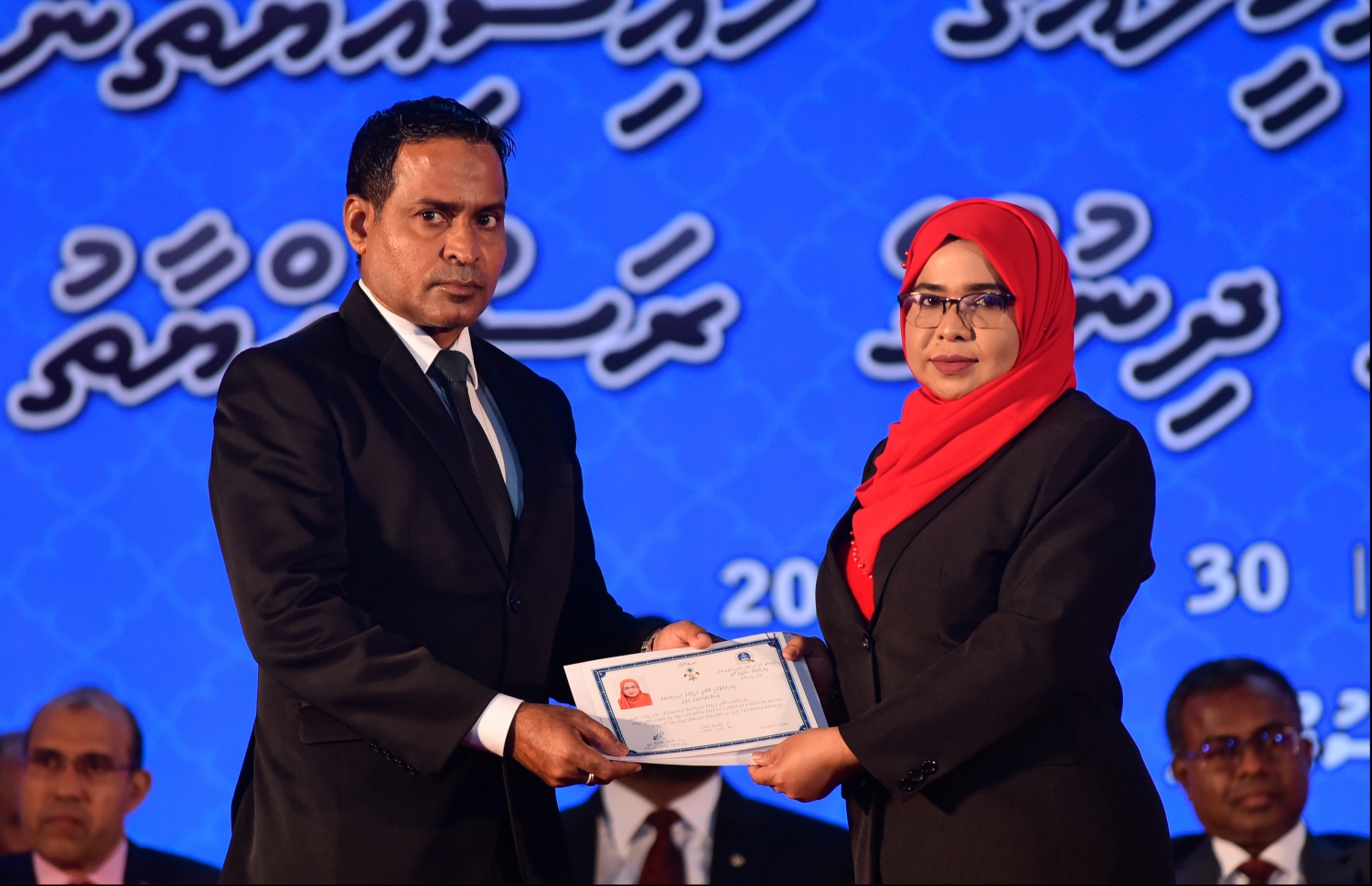 މާލެ: ޖުލައި 30، 2018: ގާނޫނީ ވަކީލުން ހުވާކުރުމުގެ ރަސްމިއްޔާތުގައި ހުވާކުރި ވަކީލަކަށް، ސުޕްރީމް ކޯޓުގެ ފަނޑިޔާރު އަބްދުލްޣަނީ މުހައްމަދު، ވަކީލުކަމުގެ ލިޔުން ހަވާލުކުރައްވަނީ.-- ފޮޓޯ: ހުސައިން ވަހީދު /މިހާރު