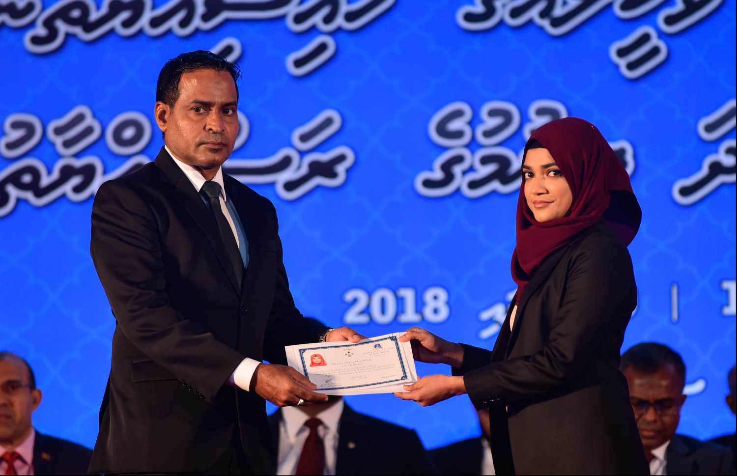 މާލެ: ޖުލައި 30، 2018: ގާނޫނީ ވަކީލުން ހުވާކުރުމުގެ ރަސްމިއްޔާތުގައި ހުވާކުރި ވަކީލަކަށް، ސުޕްރީމް ކޯޓުގެ ފަނޑިޔާރު އަބްދުލްޣަނީ މުހައްމަދު، ވަކީލުކަމުގެ ލިޔުން ހަވާލުކުރައްވަނީ.-- ފޮޓޯ: ހުސައިން ވަހީދު /މިހާރު