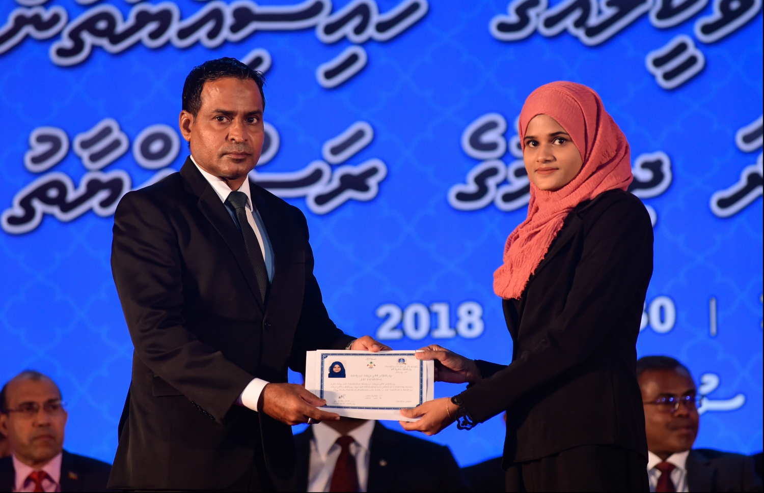 މާލެ: ޖުލައި 30، 2018: ގާނޫނީ ވަކީލުން ހުވާކުރުމުގެ ރަސްމިއްޔާތުގައި ހުވާކުރި ވަކީލަކަށް، ސުޕްރީމް ކޯޓުގެ ފަނޑިޔާރު އަބްދުލްޣަނީ މުހައްމަދު، ވަކީލުކަމުގެ ލިޔުން ހަވާލުކުރައްވަނީ.-- ފޮޓޯ: ހުސައިން ވަހީދު /މިހާރު