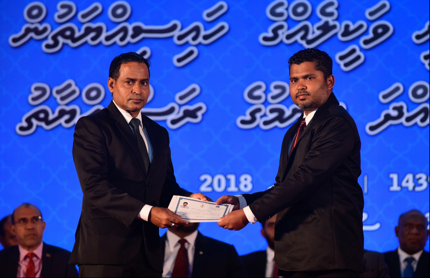 މާލެ: ޖުލައި 30، 2018: ގާނޫނީ ވަކީލުން ހުވާކުރުމުގެ ރަސްމިއްޔާތުގައި ހުވާކުރި ވަކީލަކަށް، ސުޕްރީމް ކޯޓުގެ ފަނޑިޔާރު އަބްދުލްޣަނީ މުހައްމަދު، ވަކީލުކަމުގެ ލިޔުން ހަވާލުކުރައްވަނީ.-- ފޮޓޯ: ހުސައިން ވަހީދު /މިހާރު