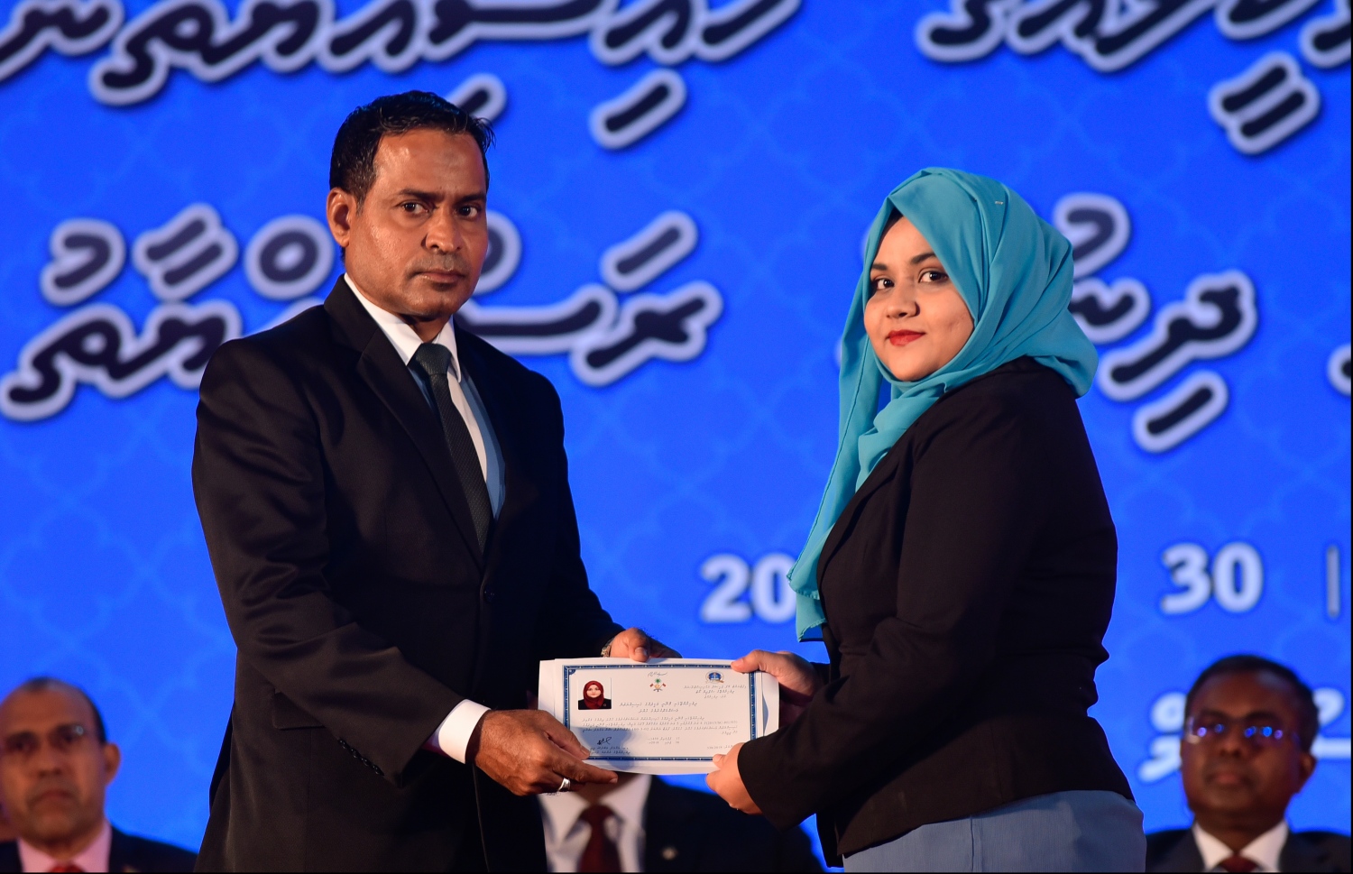 މާލެ: ޖުލައި 30، 2018: ގާނޫނީ ވަކީލުން ހުވާކުރުމުގެ ރަސްމިއްޔާތުގައި ހުވާކުރި ވަކީލަކަށް، ސުޕްރީމް ކޯޓުގެ ފަނޑިޔާރު އަބްދުލްޣަނީ މުހައްމަދު، ވަކީލުކަމުގެ ލިޔުން ހަވާލުކުރައްވަނީ.-- ފޮޓޯ: ހުސައިން ވަހީދު /މިހާރު