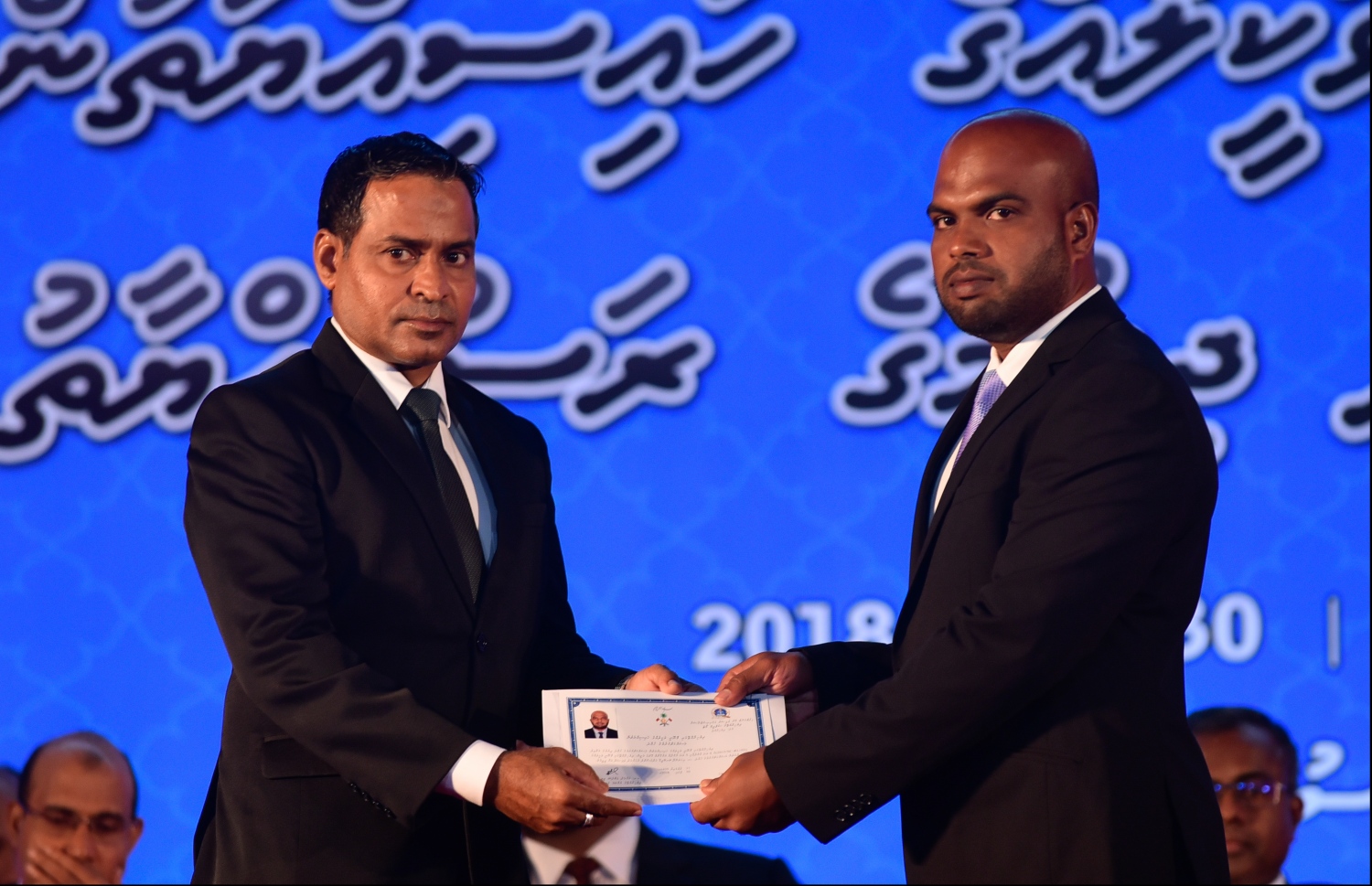 މާލެ: ޖުލައި 30، 2018: ގާނޫނީ ވަކީލުން ހުވާކުރުމުގެ ރަސްމިއްޔާތުގައި ހުވާކުރި ވަކީލަކަށް، ސުޕްރީމް ކޯޓުގެ ފަނޑިޔާރު އަބްދުލްޣަނީ މުހައްމަދު، ވަކީލުކަމުގެ ލިޔުން ހަވާލުކުރައްވަނީ.-- ފޮޓޯ: ހުސައިން ވަހީދު /މިހާރު