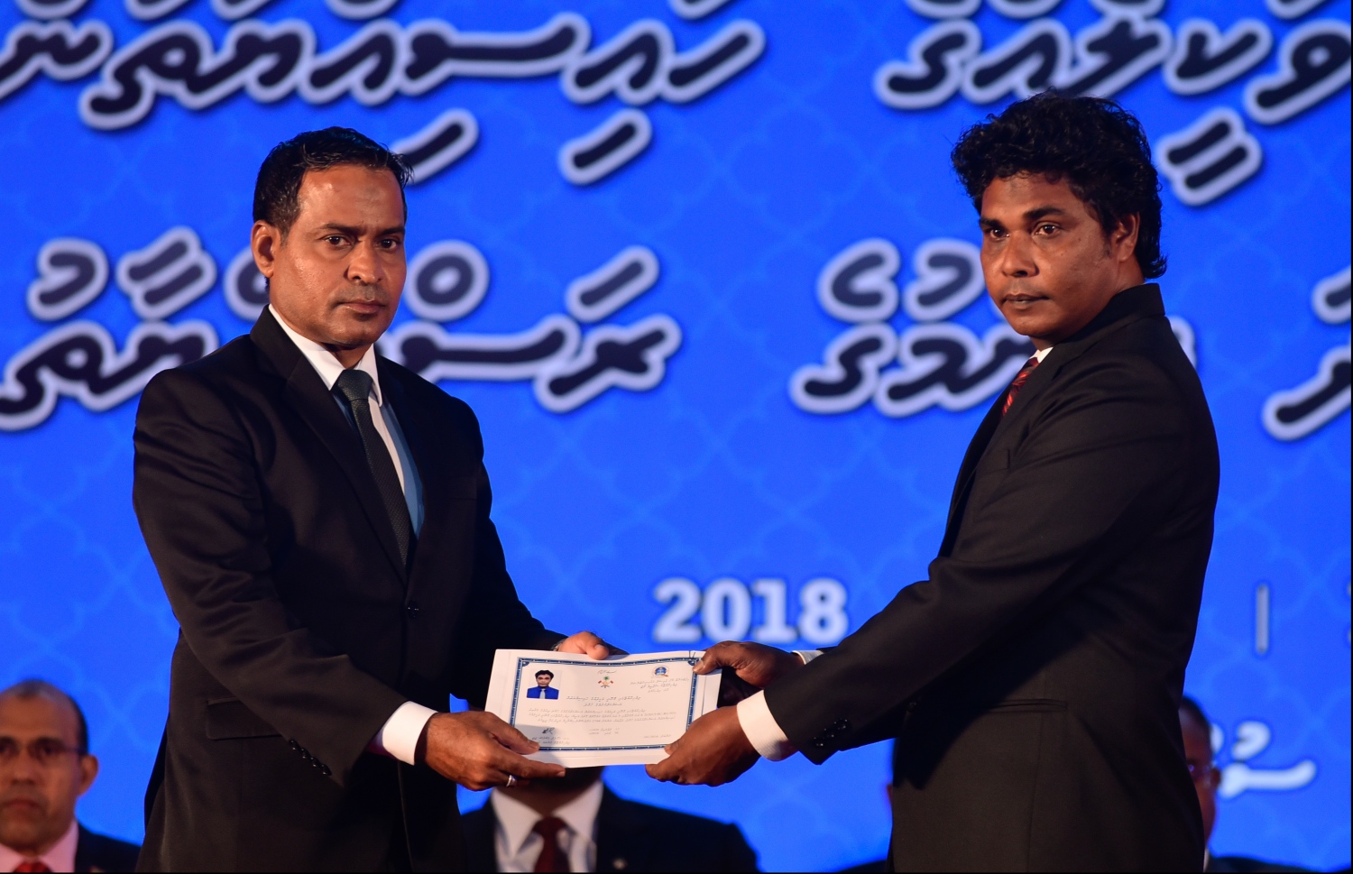 މާލެ: ޖުލައި 30، 2018: ގާނޫނީ ވަކީލުން ހުވާކުރުމުގެ ރަސްމިއްޔާތުގައި ހުވާކުރި ވަކީލަކަށް، ސުޕްރީމް ކޯޓުގެ ފަނޑިޔާރު އަބްދުލްޣަނީ މުހައްމަދު، ވަކީލުކަމުގެ ލިޔުން ހަވާލުކުރައްވަނީ.-- ފޮޓޯ: ހުސައިން ވަހީދު /މިހާރު