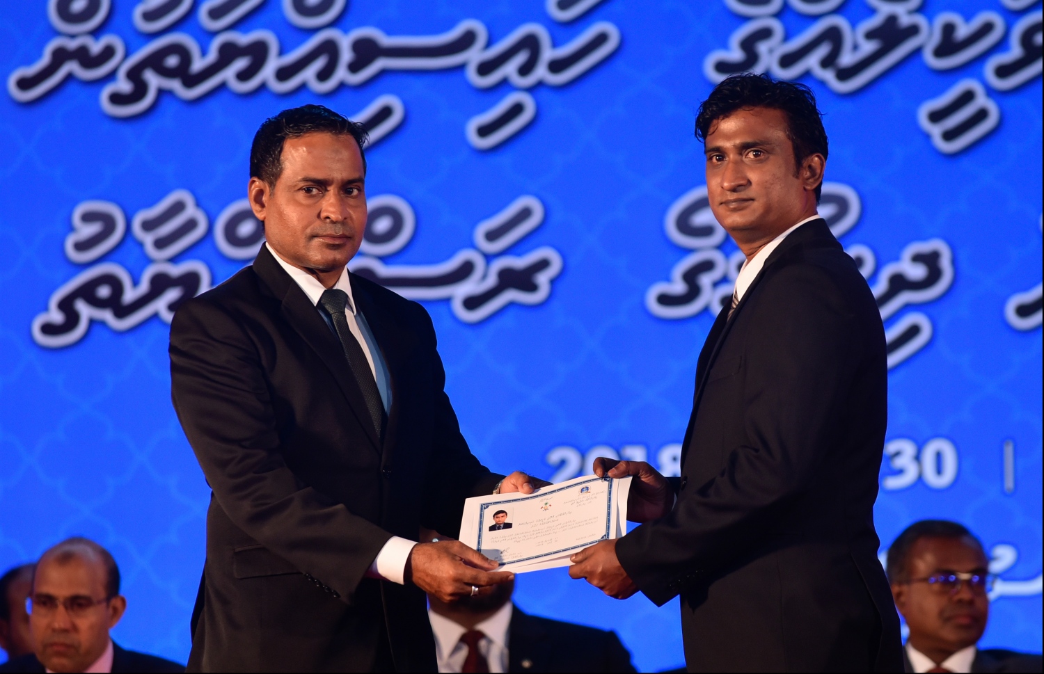 މާލެ: ޖުލައި 30، 2018: ގާނޫނީ ވަކީލުން ހުވާކުރުމުގެ ރަސްމިއްޔާތުގައި ހުވާކުރި ވަކީލަކަށް، ސުޕްރީމް ކޯޓުގެ ފަނޑިޔާރު އަބްދުލްޣަނީ މުހައްމަދު، ވަކީލުކަމުގެ ލިޔުން ހަވާލުކުރައްވަނީ.-- ފޮޓޯ: ހުސައިން ވަހީދު /މިހާރު