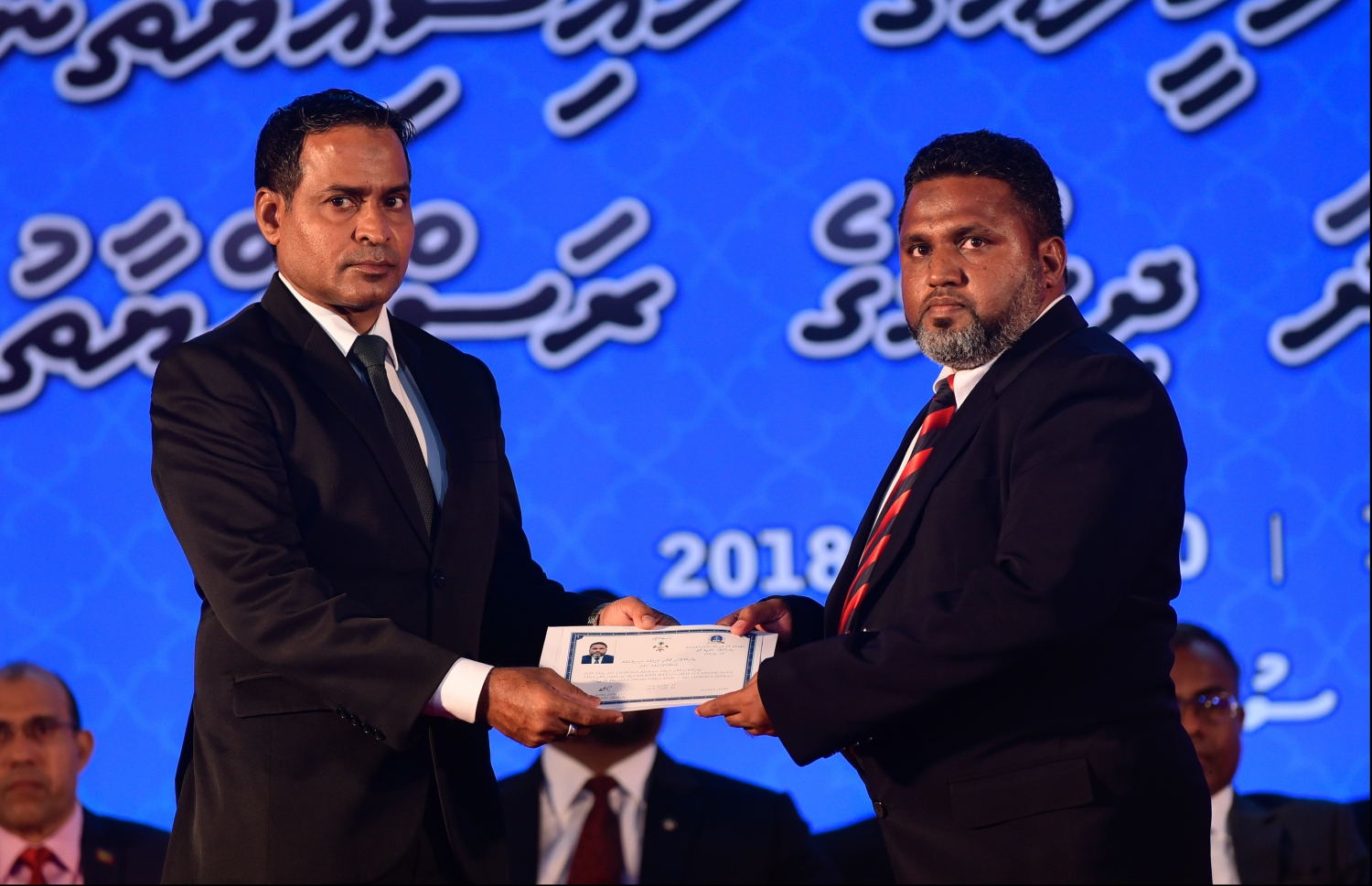 މާލެ: ޖުލައި 30، 2018: ގާނޫނީ ވަކީލުން ހުވާކުރުމުގެ ރަސްމިއްޔާތުގައި ހުވާކުރި ވަކީލަކަށް، ސުޕްރީމް ކޯޓުގެ ފަނޑިޔާރު އަބްދުލްޣަނީ މުހައްމަދު، ވަކީލުކަމުގެ ލިޔުން ހަވާލުކުރައްވަނީ.-- ފޮޓޯ: ހުސައިން ވަހީދު /މިހާރު