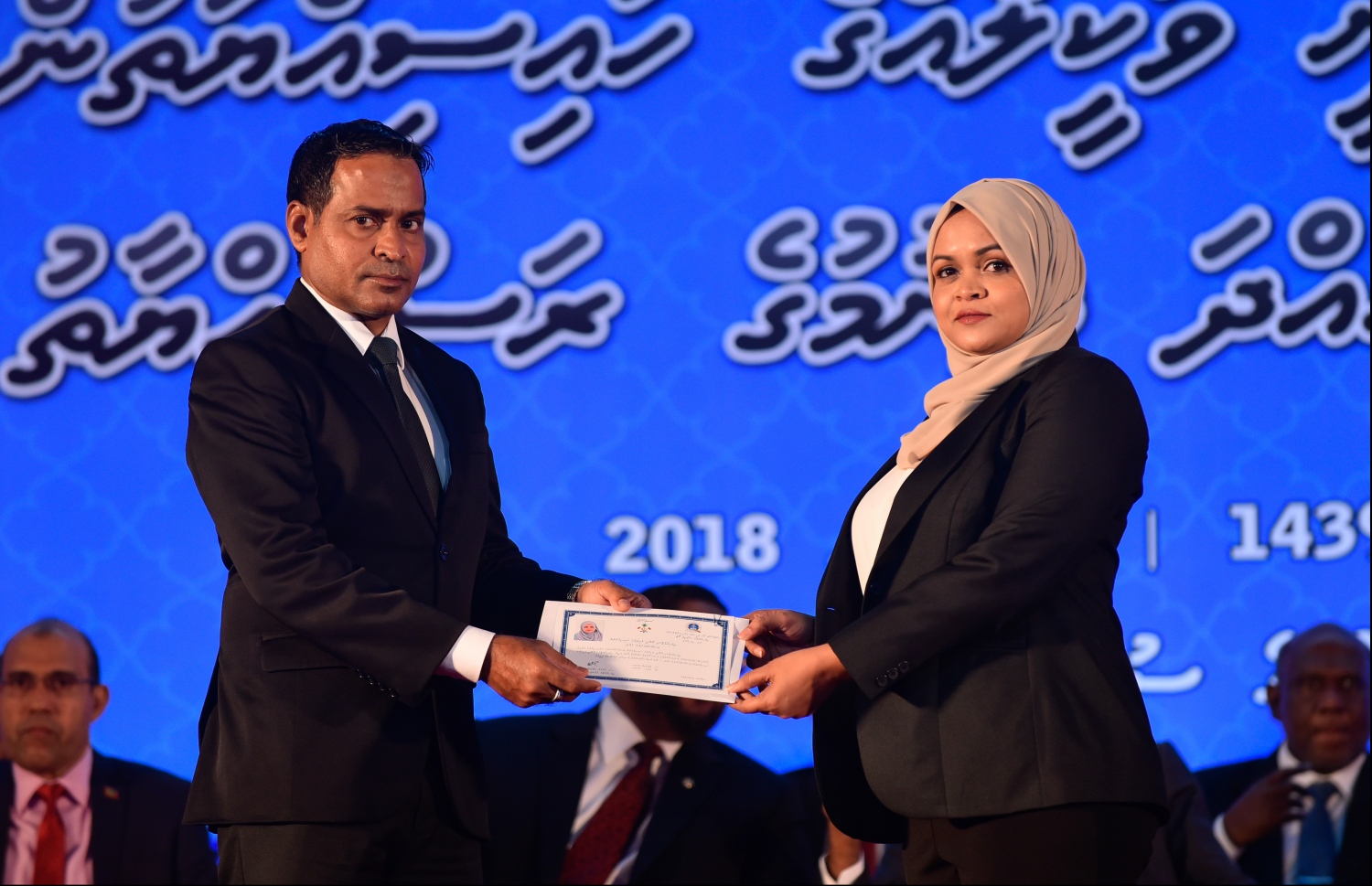 މާލެ: ޖުލައި 30، 2018: ގާނޫނީ ވަކީލުން ހުވާކުރުމުގެ ރަސްމިއްޔާތުގައި ހުވާކުރި ވަކީލަކަށް، ސުޕްރީމް ކޯޓުގެ ފަނޑިޔާރު އަބްދުލްޣަނީ މުހައްމަދު، ވަކީލުކަމުގެ ލިޔުން ހަވާލުކުރައްވަނީ.-- ފޮޓޯ: ހުސައިން ވަހީދު /މިހާރު