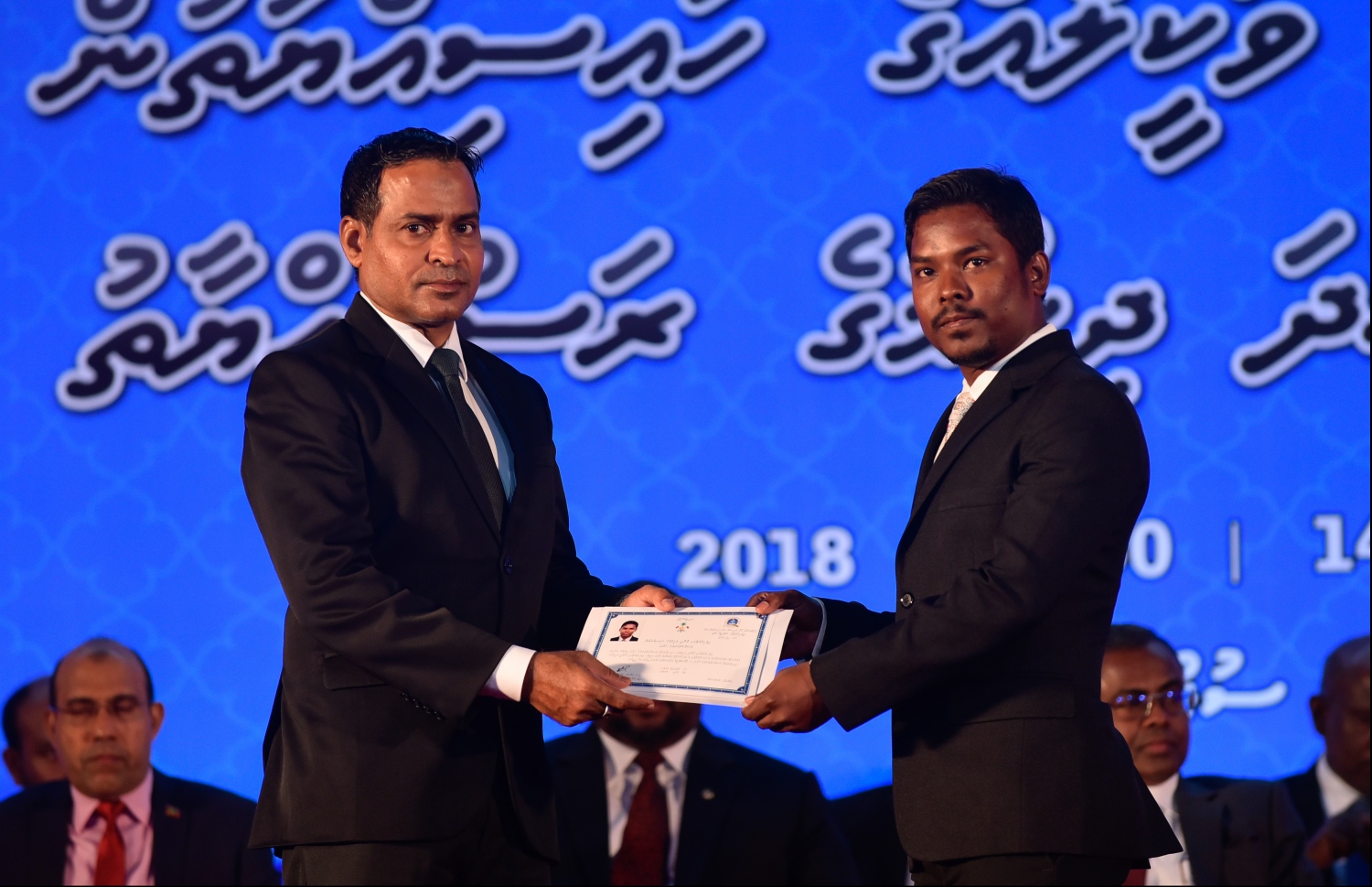 މާލެ: ޖުލައި 30، 2018: ގާނޫނީ ވަކީލުން ހުވާކުރުމުގެ ރަސްމިއްޔާތުގައި ހުވާކުރި ވަކީލަކަށް، ސުޕްރީމް ކޯޓުގެ ފަނޑިޔާރު އަބްދުލްޣަނީ މުހައްމަދު، ވަކީލުކަމުގެ ލިޔުން ހަވާލުކުރައްވަނީ.-- ފޮޓޯ: ހުސައިން ވަހީދު /މިހާރު