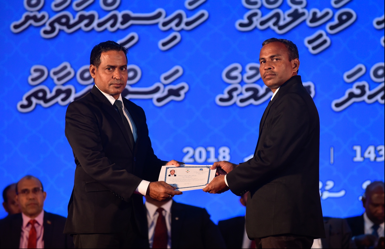 މާލެ: ޖުލައި 30، 2018: ގާނޫނީ ވަކީލުން ހުވާކުރުމުގެ ރަސްމިއްޔާތުގައި ހުވާކުރި ވަކީލަކަށް، ސުޕްރީމް ކޯޓުގެ ފަނޑިޔާރު އަބްދުލްޣަނީ މުހައްމަދު، ވަކީލުކަމުގެ ލިޔުން ހަވާލުކުރައްވަނީ.-- ފޮޓޯ: ހުސައިން ވަހީދު /މިހާރު