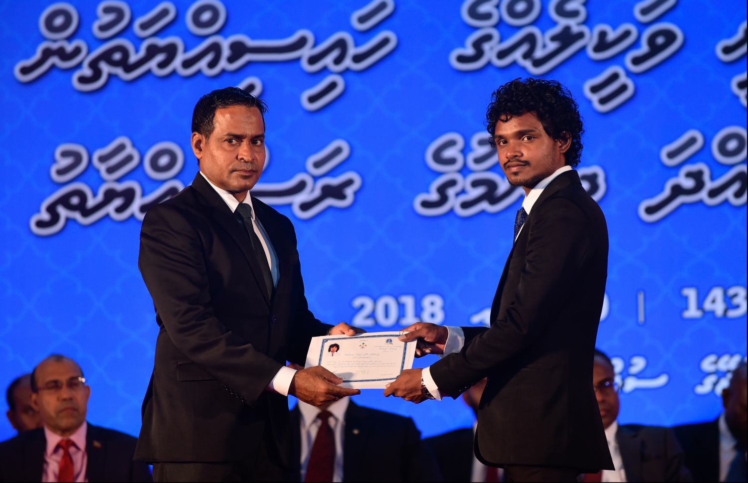 މާލެ: ޖުލައި 30، 2018: ގާނޫނީ ވަކީލުން ހުވާކުރުމުގެ ރަސްމިއްޔާތުގައި ހުވާކުރި ވަކީލަކަށް، ސުޕްރީމް ކޯޓުގެ ފަނޑިޔާރު އަބްދުލްޣަނީ މުހައްމަދު، ވަކީލުކަމުގެ ލިޔުން ހަވާލުކުރައްވަނީ.-- ފޮޓޯ: ހުސައިން ވަހީދު /މިހާރު