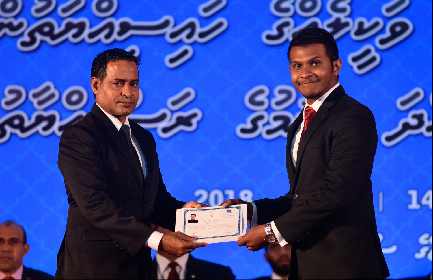 މާލެ: ޖުލައި 30، 2018: ގާނޫނީ ވަކީލުން ހުވާކުރުމުގެ ރަސްމިއްޔާތުގައި ހުވާކުރި ވަކީލަކަށް، ސުޕްރީމް ކޯޓުގެ ފަނޑިޔާރު އަބްދުލްޣަނީ މުހައްމަދު، ވަކީލުކަމުގެ ލިޔުން ހަވާލުކުރައްވަނީ.-- ފޮޓޯ: ހުސައިން ވަހީދު /މިހާރު