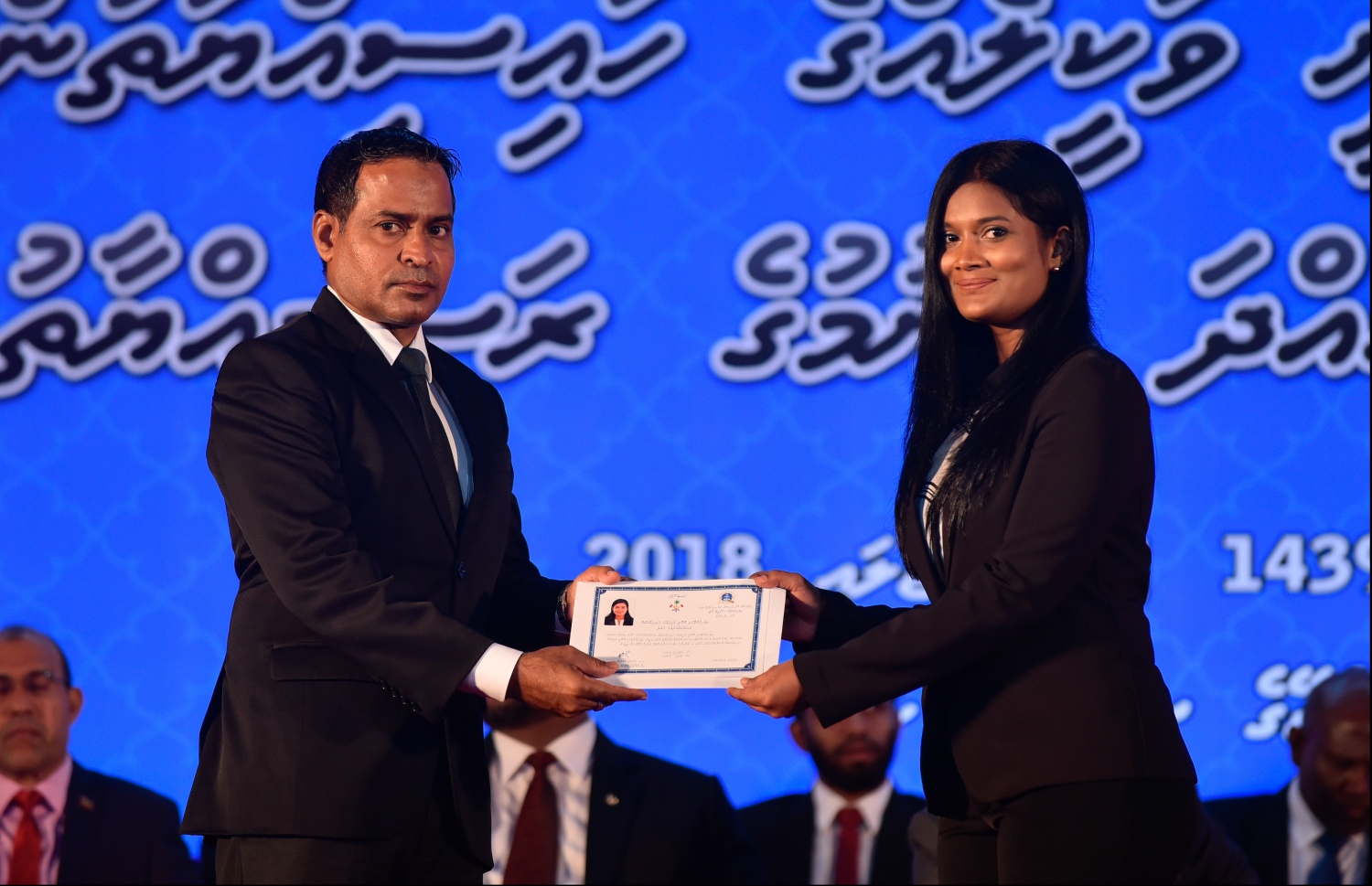 މާލެ: ޖުލައި 30، 2018: ގާނޫނީ ވަކީލުން ހުވާކުރުމުގެ ރަސްމިއްޔާތުގައި ހުވާކުރި ވަކީލަކަށް، ސުޕްރީމް ކޯޓުގެ ފަނޑިޔާރު އަބްދުލްޣަނީ މުހައްމަދު، ވަކީލުކަމުގެ ލިޔުން ހަވާލުކުރައްވަނީ.-- ފޮޓޯ: ހުސައިން ވަހީދު /މިހާރު