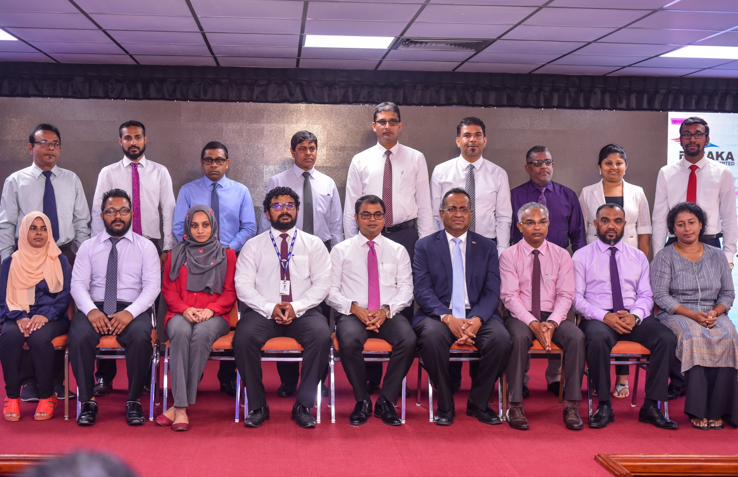 ނަރުދަމާ ގާއިމްކުރުމުގެ މަޝްރޫއު ހަވާލުކުރަން މިއަދު ބޭއްވި ރަސްމިއްޔާތުގައި އެންވަޔަރްމަންޓް މިނިސްޓަރު ތޯރިގާއެކު، އެ ރަސްމިއްޔާތުގައި ބައިވެރިވެވަޑައިގެންނެވި ބޭފުޅުން ފޮޓޯއަކަށް ހުއްޓިލައިގެން.-- ފޮޓޯ: އަހުމަދު ނިޝާތު/ މިހާރު